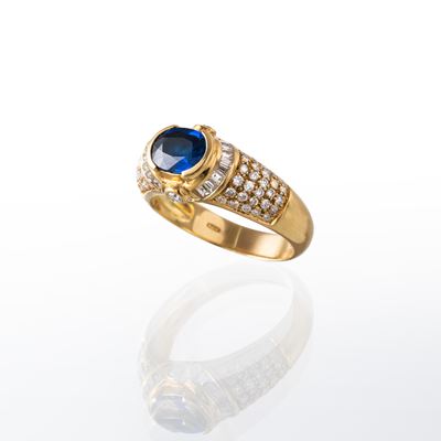 Anello in oro giallo 18 kt con zaffiro ovale "Ceylon" e diamanti