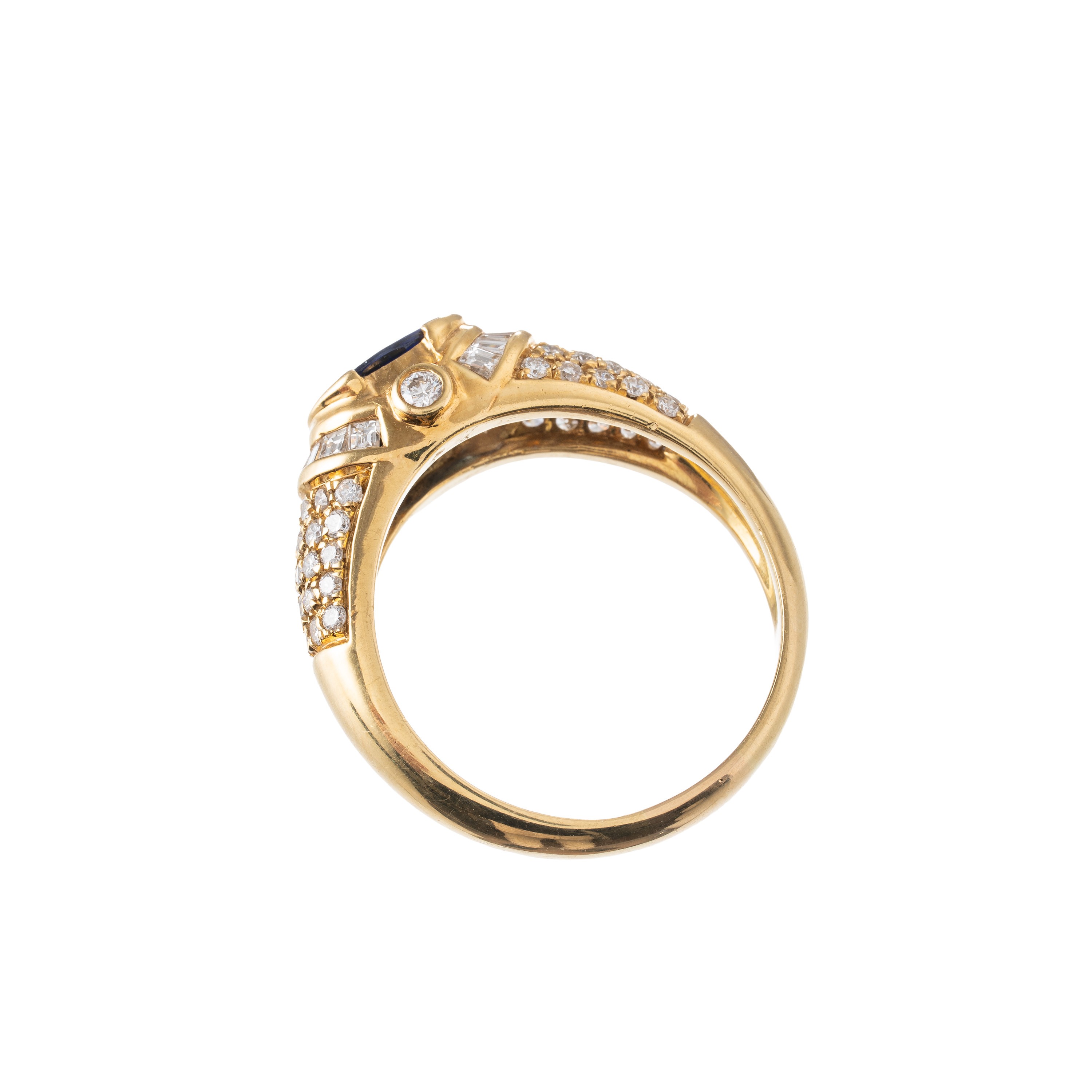 Anello in oro giallo 18 kt con zaffiro ovale "Ceylon" e diamanti