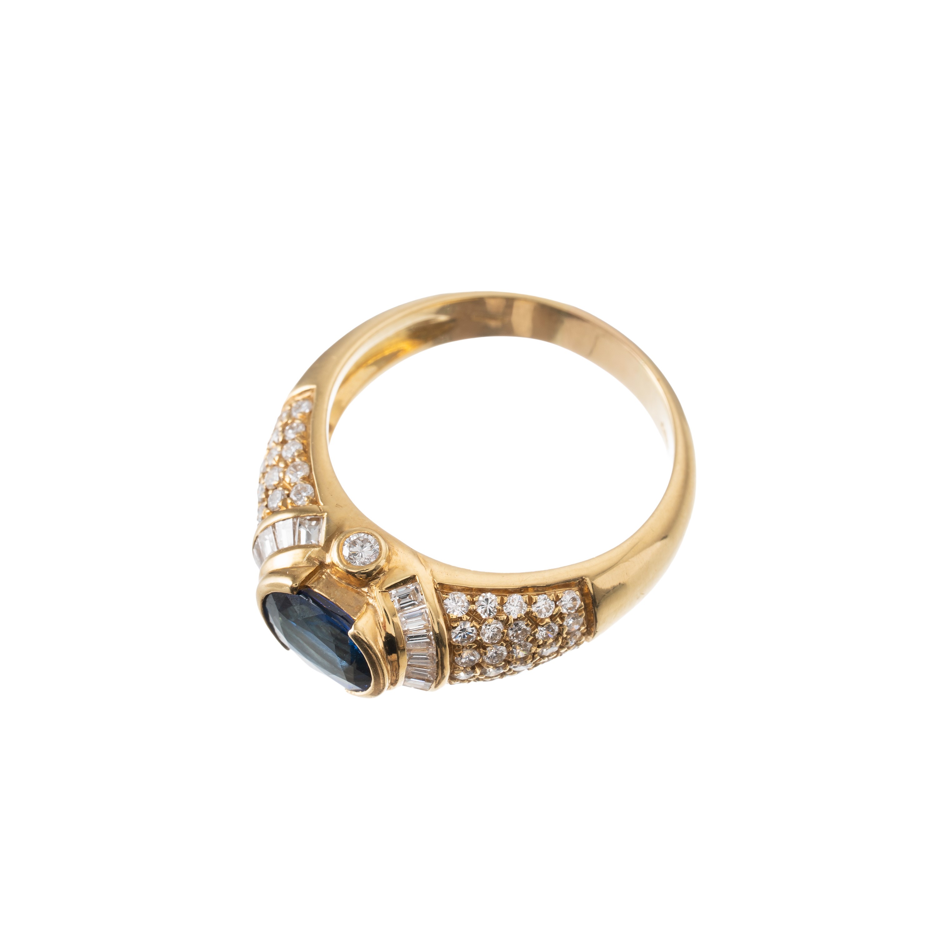 Anello in oro giallo 18 kt con zaffiro ovale "Ceylon" e diamanti