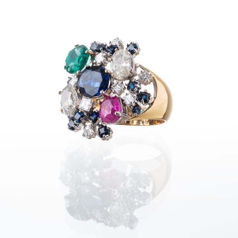 Anello a fantasia, oro giallo e bianco 18 kt, zaffiri, zaffiro rosa, smeraldo e diamanti