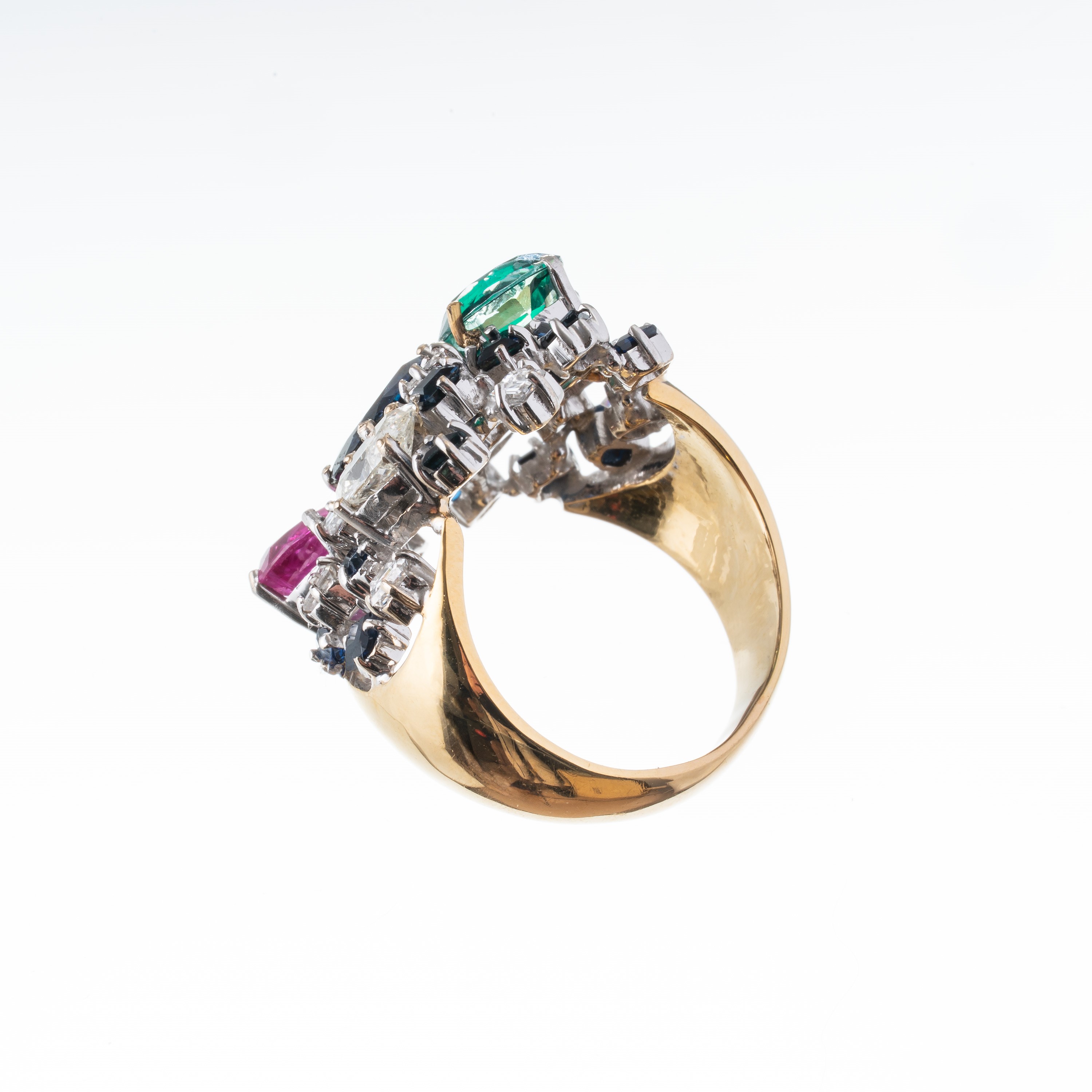 Anello a fantasia, oro giallo e bianco 18 kt, zaffiri, zaffiro rosa, smeraldo e diamanti