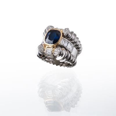 Gioielli in platino, anello con zaffiro centrale e diamanti taglio brillante e baguette