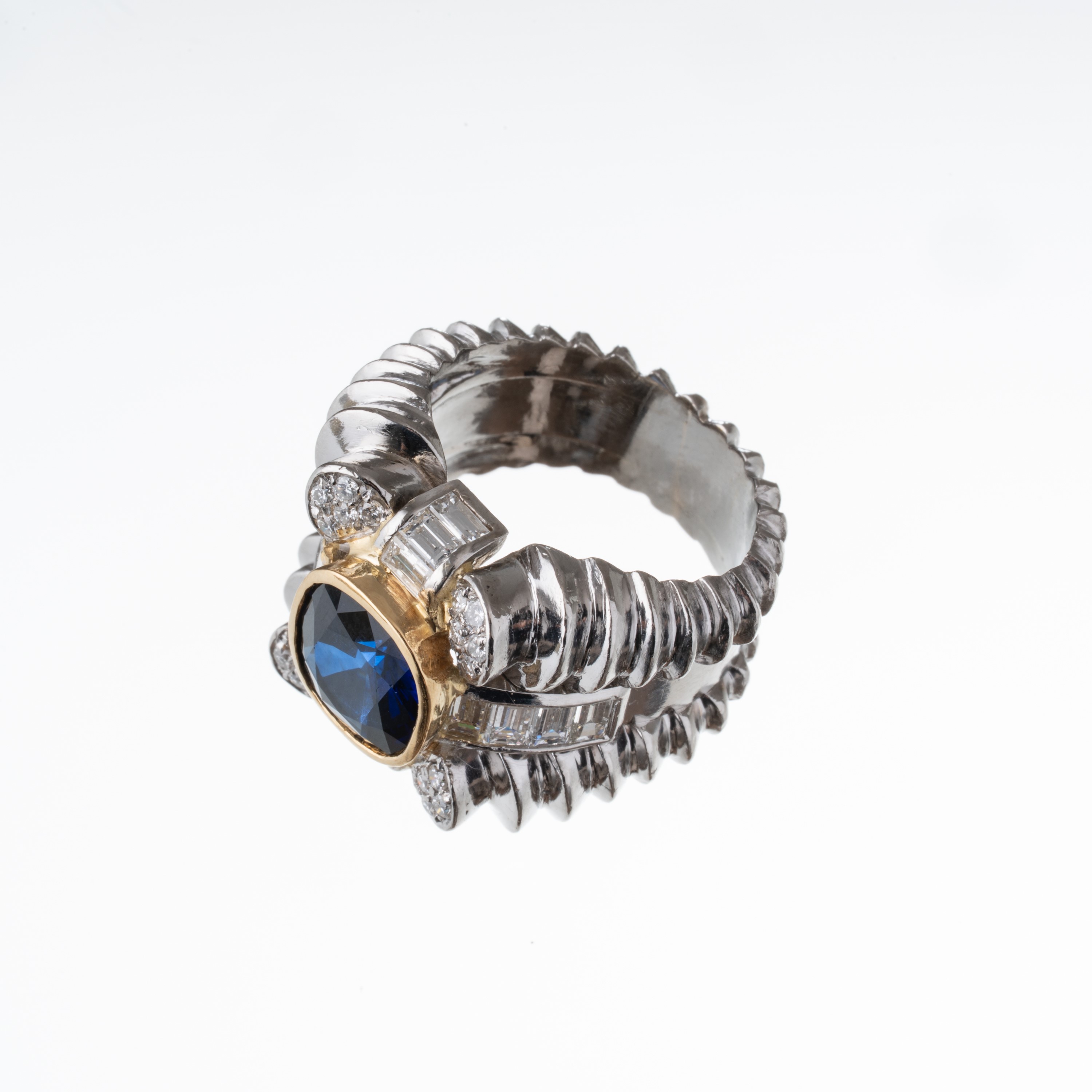 Anello in platino con zaffiro centrale e diamanti (taglio brillante e baguette)