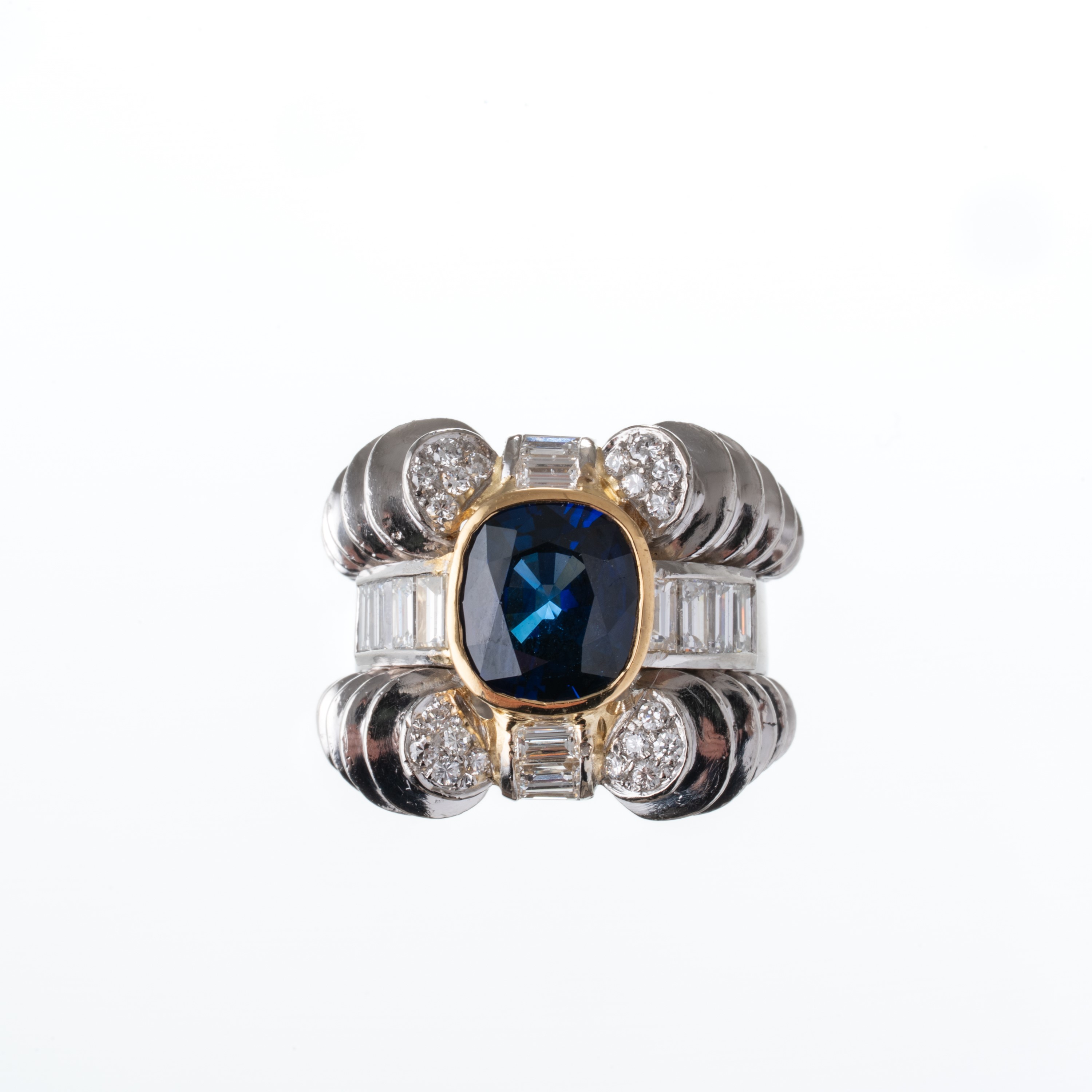 Anello in platino con zaffiro centrale e diamanti (taglio brillante e baguette)