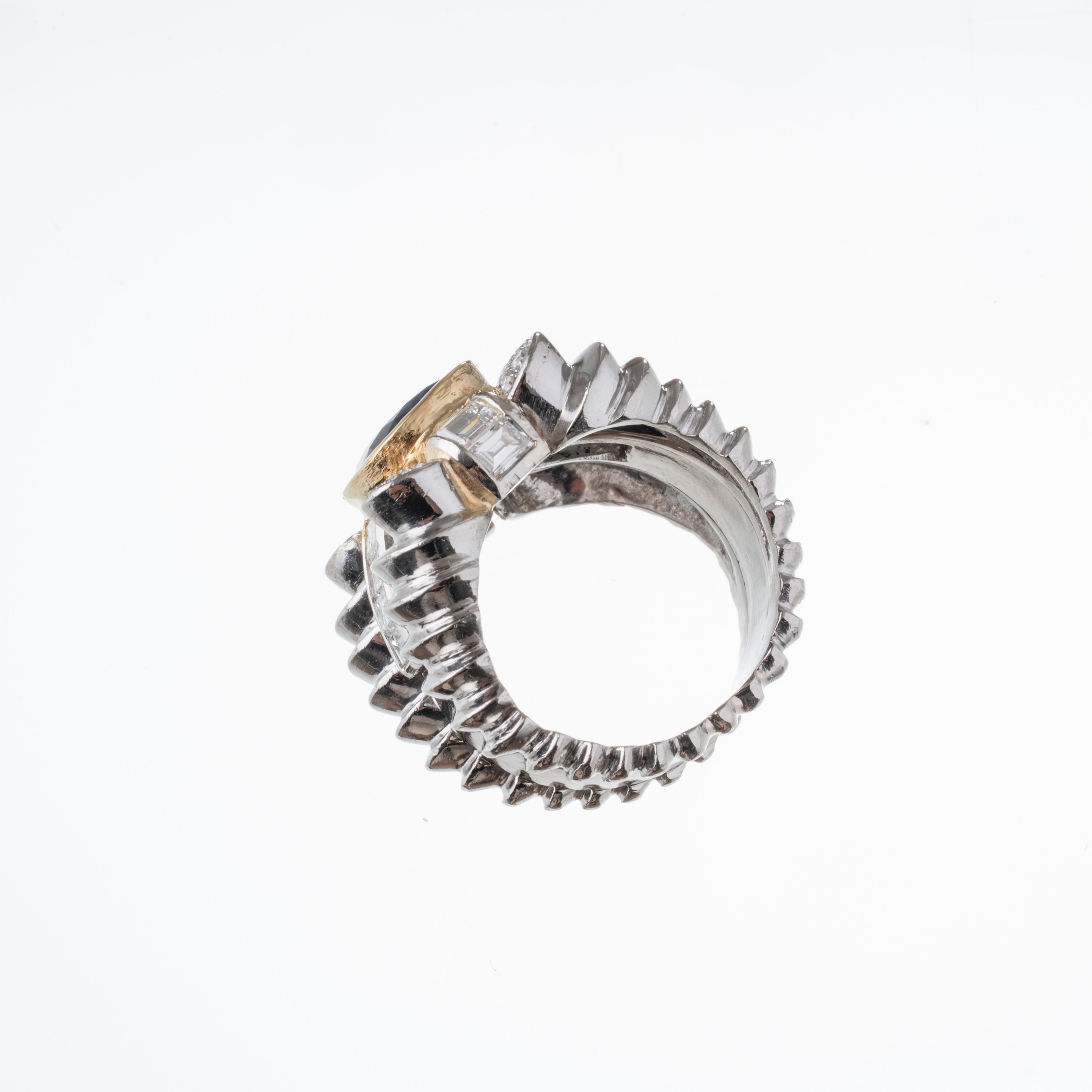 Anello in platino con zaffiro centrale e diamanti (taglio brillante e baguette)