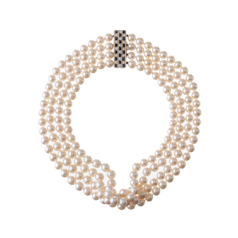 Girocollo a quattro fili di perle bianche con chiusura in oro bianco 18kt, pavé di diamanti e zaf...