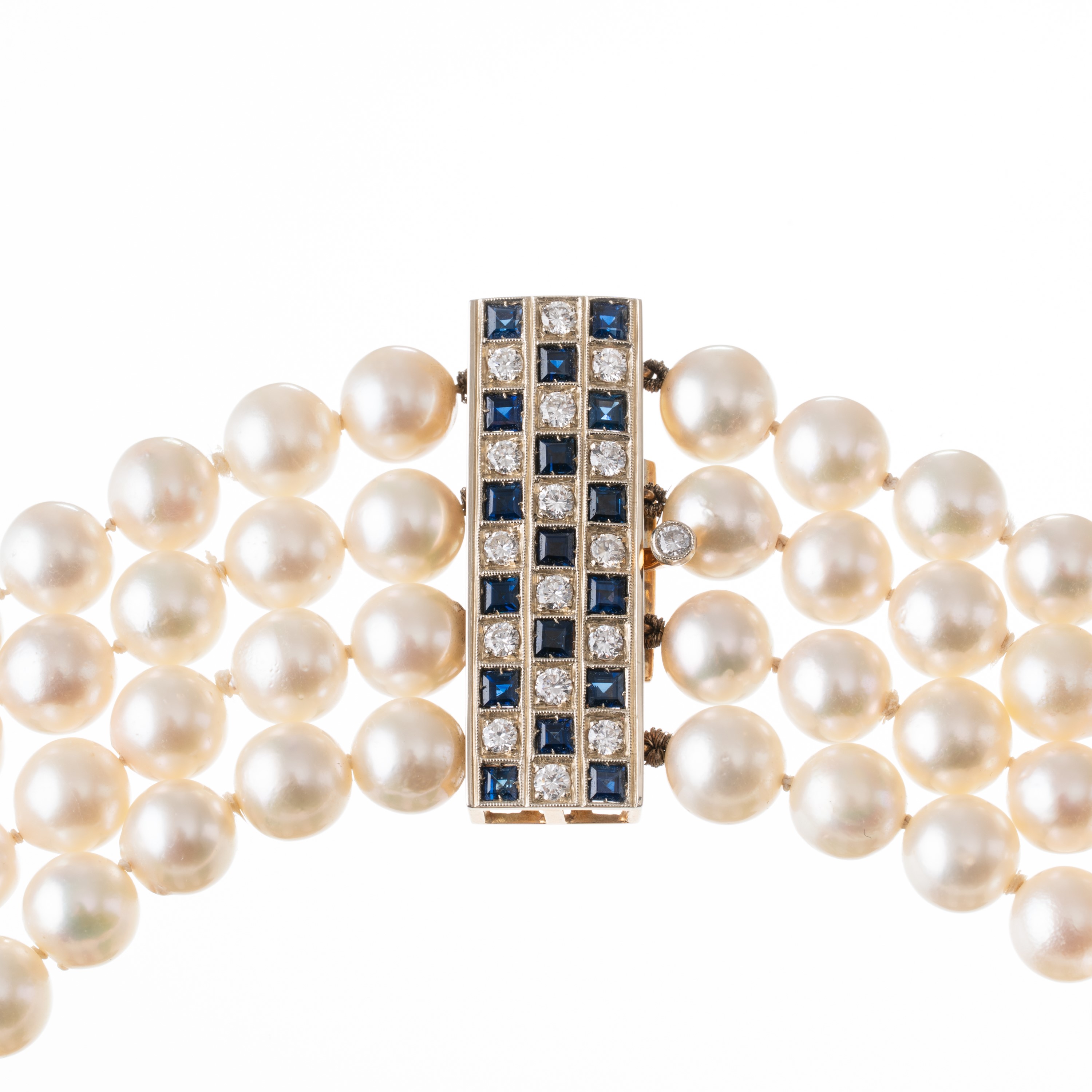 Girocollo a quattro fili di perle bianche con chiusura in oro bianco 18kt, pavé di diamanti e zaf...