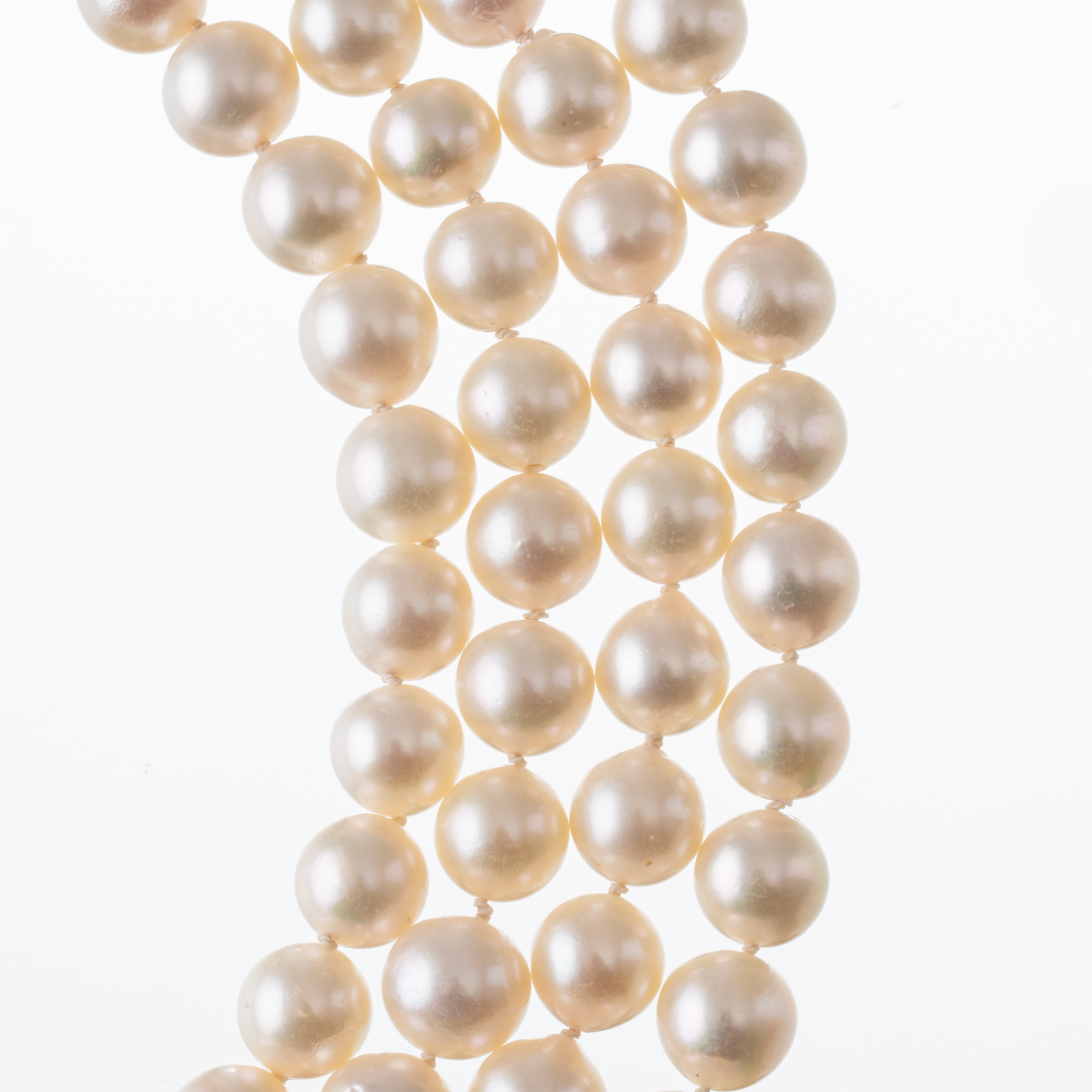 Girocollo a quattro fili di perle bianche con chiusura in oro bianco 18kt, pavé di diamanti e zaf...