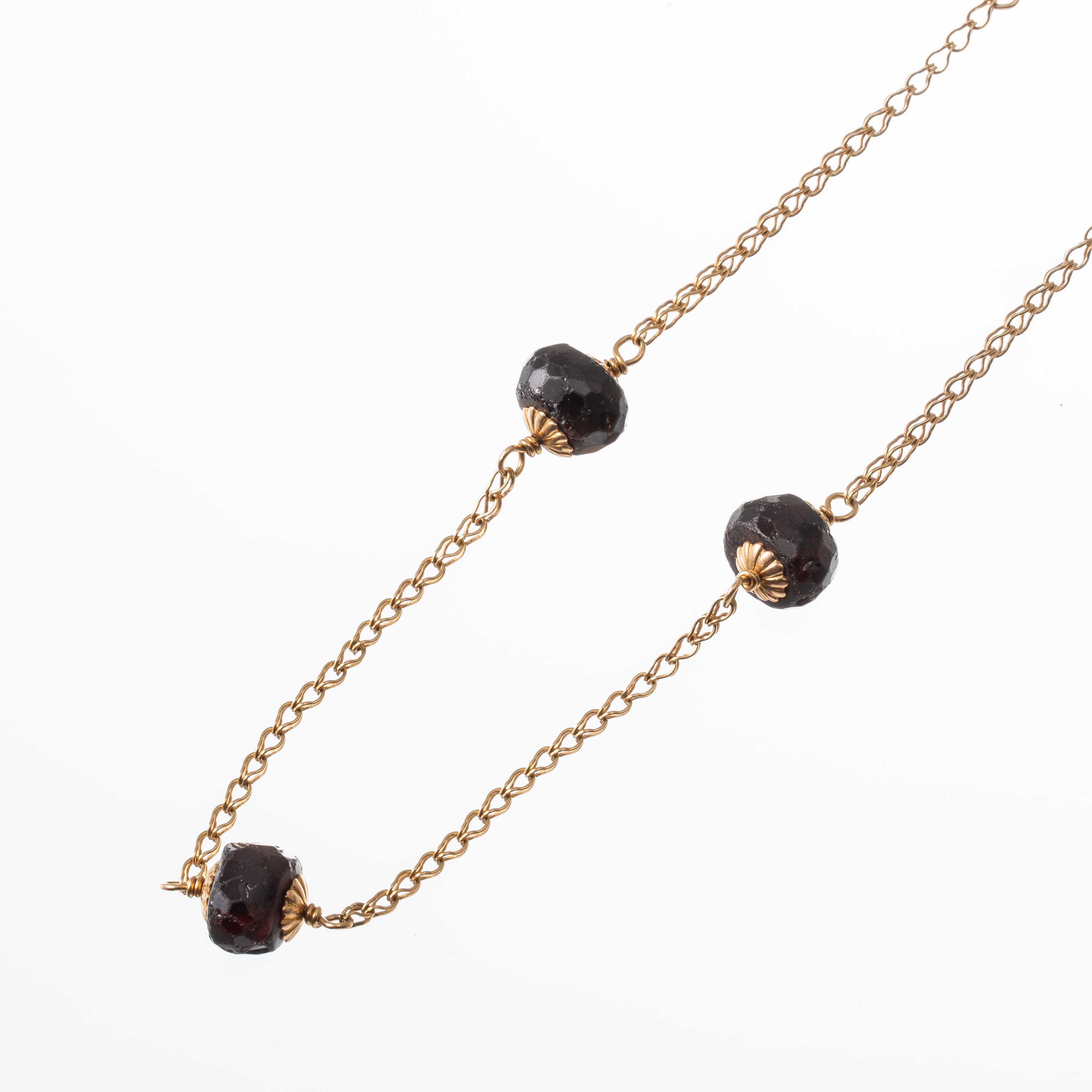 Collana in oro giallo 18 kt con quattordici granati sfaccettati