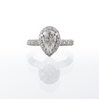 Anello in oro bianco 18 kt con diamante a goccia (ct 1,01) e contorno di brillanti (ct 0,40)