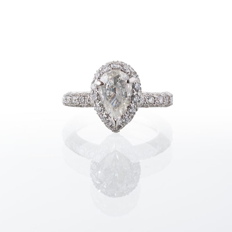 Anello in oro bianco 18 kt con diamante a goccia (ct 1,01) e contorno di brillanti (ct 0,40)