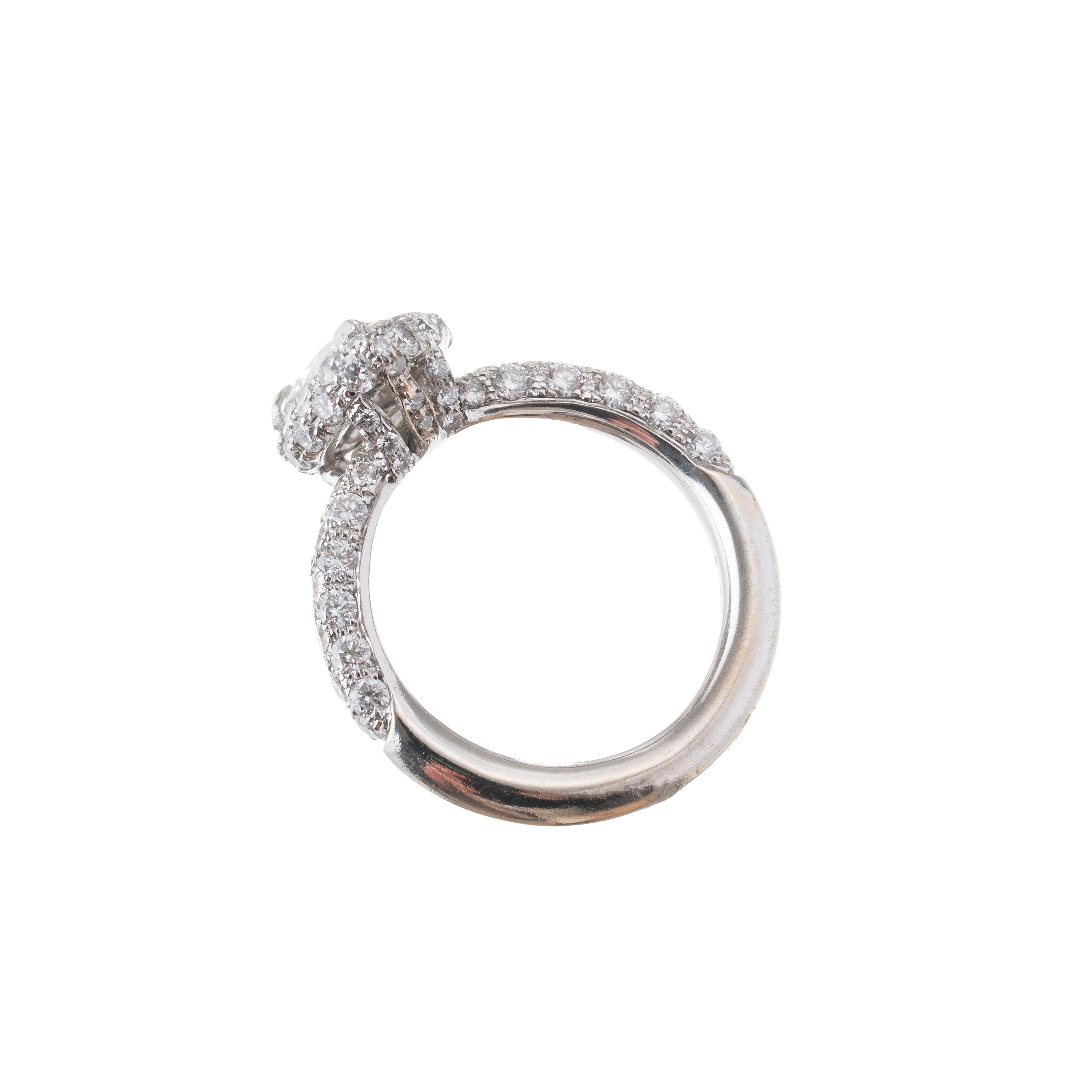 Anello in oro bianco 18 kt con diamante a goccia (ct 1,01) e contorno di brillanti (ct 0,40)