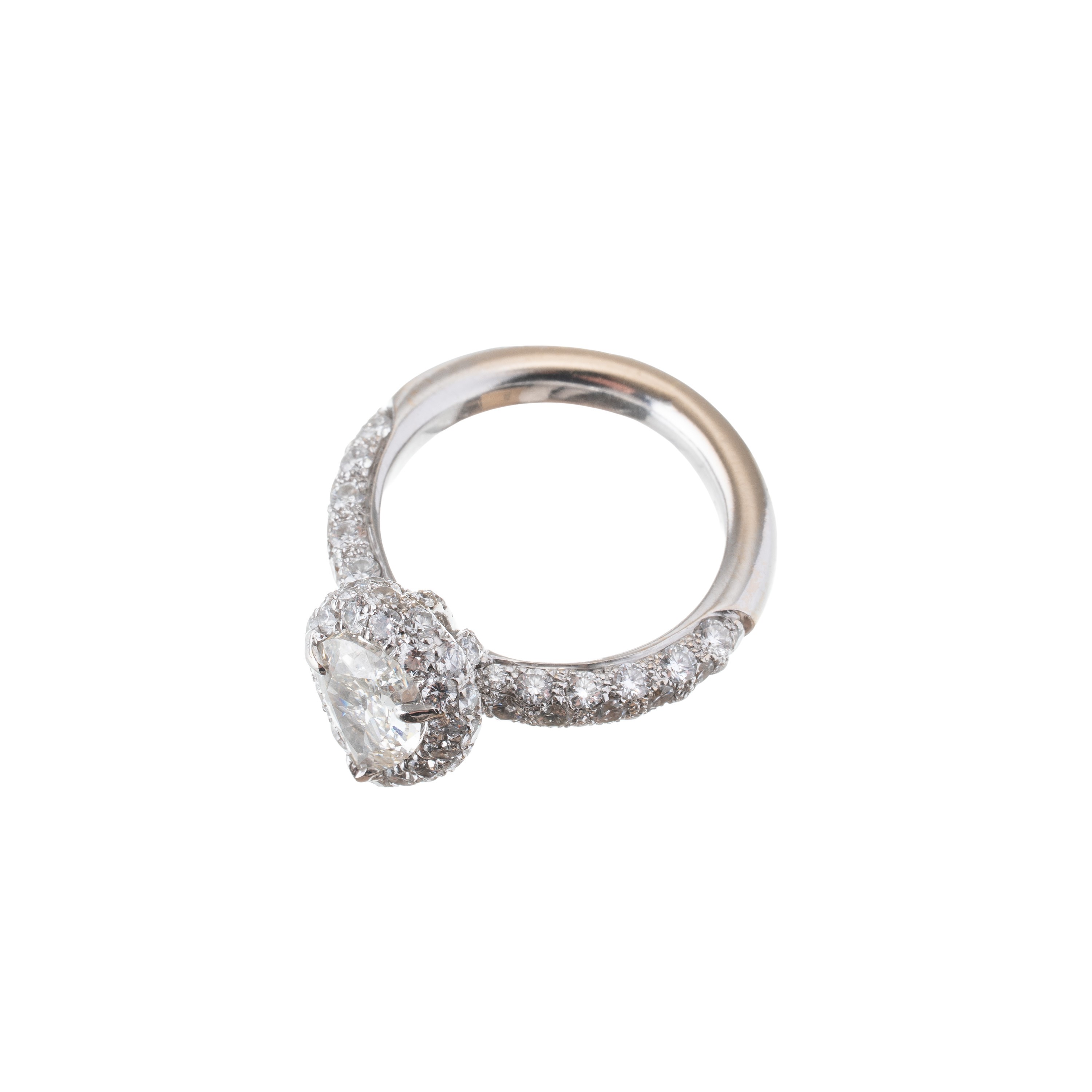 Anello in oro bianco 18 kt con diamante a goccia (ct 1,01) e contorno di brillanti (ct 0,40)