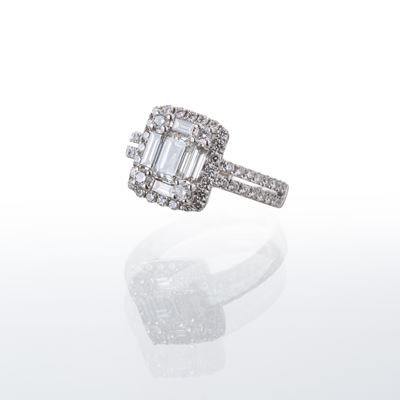 Anello in oro bianco 18 kt con diamante centrale taglio smeraldo (0,51 ct) e contorno di diamanti...