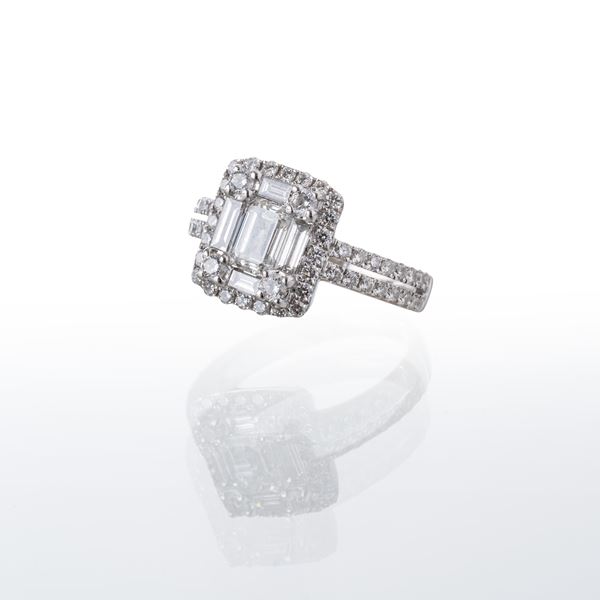 ANELLO IN ORO BIANCO 18 KT CON DIAMANTE CENTRALE TAGLIO SMERALDO