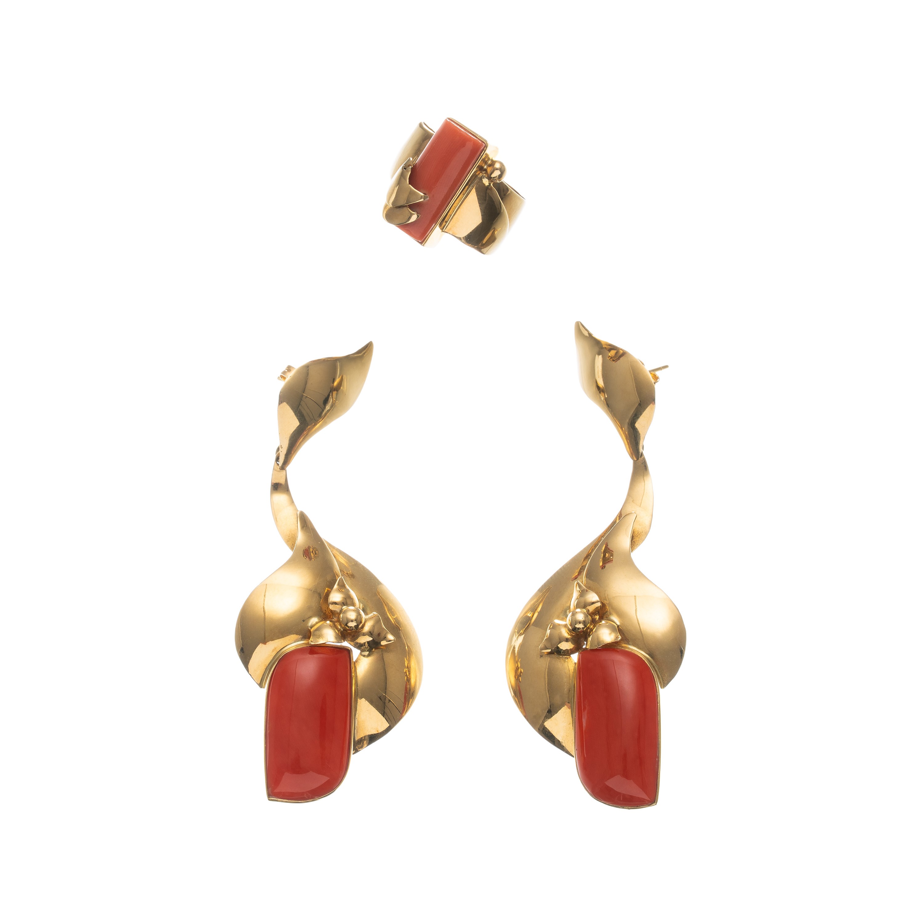 Parure in oro giallo 18 kt con coralli orientali, orecchini e anello