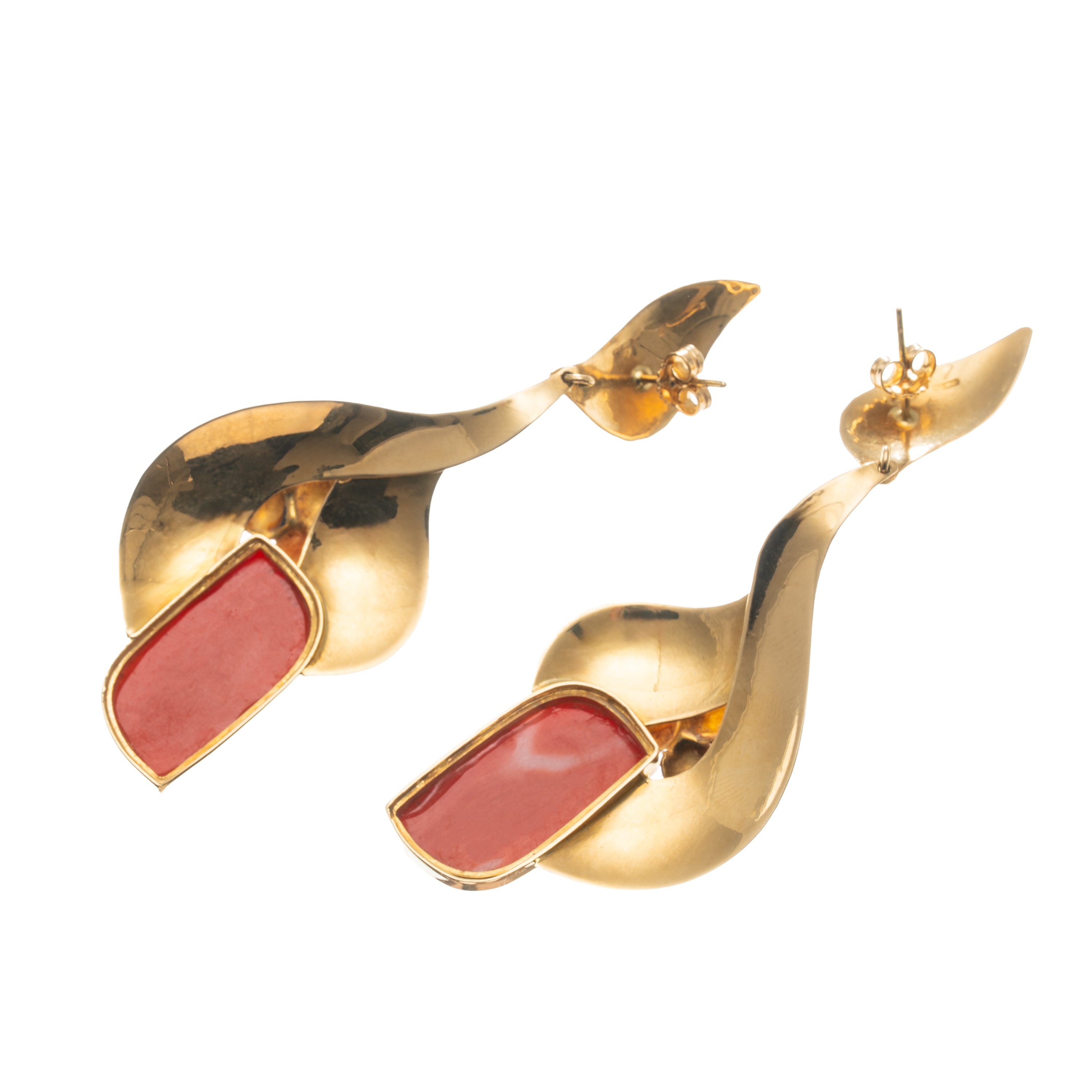 Parure in oro giallo 18 kt con coralli orientali, orecchini e anello