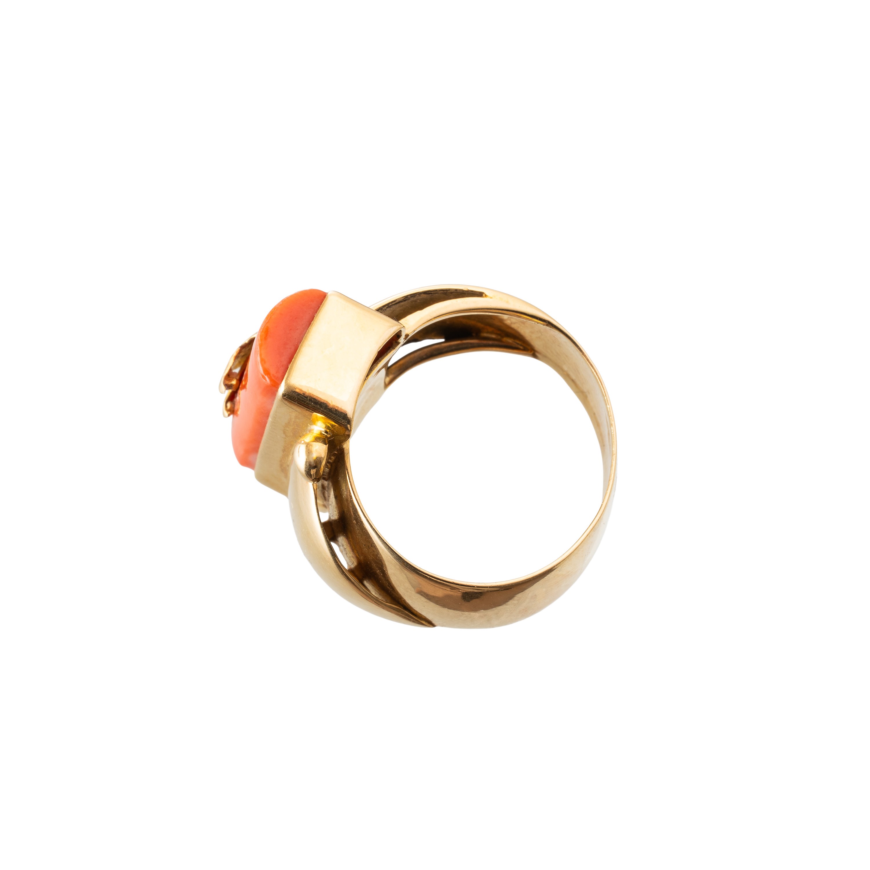 Parure in oro giallo 18 kt con coralli orientali, orecchini e anello