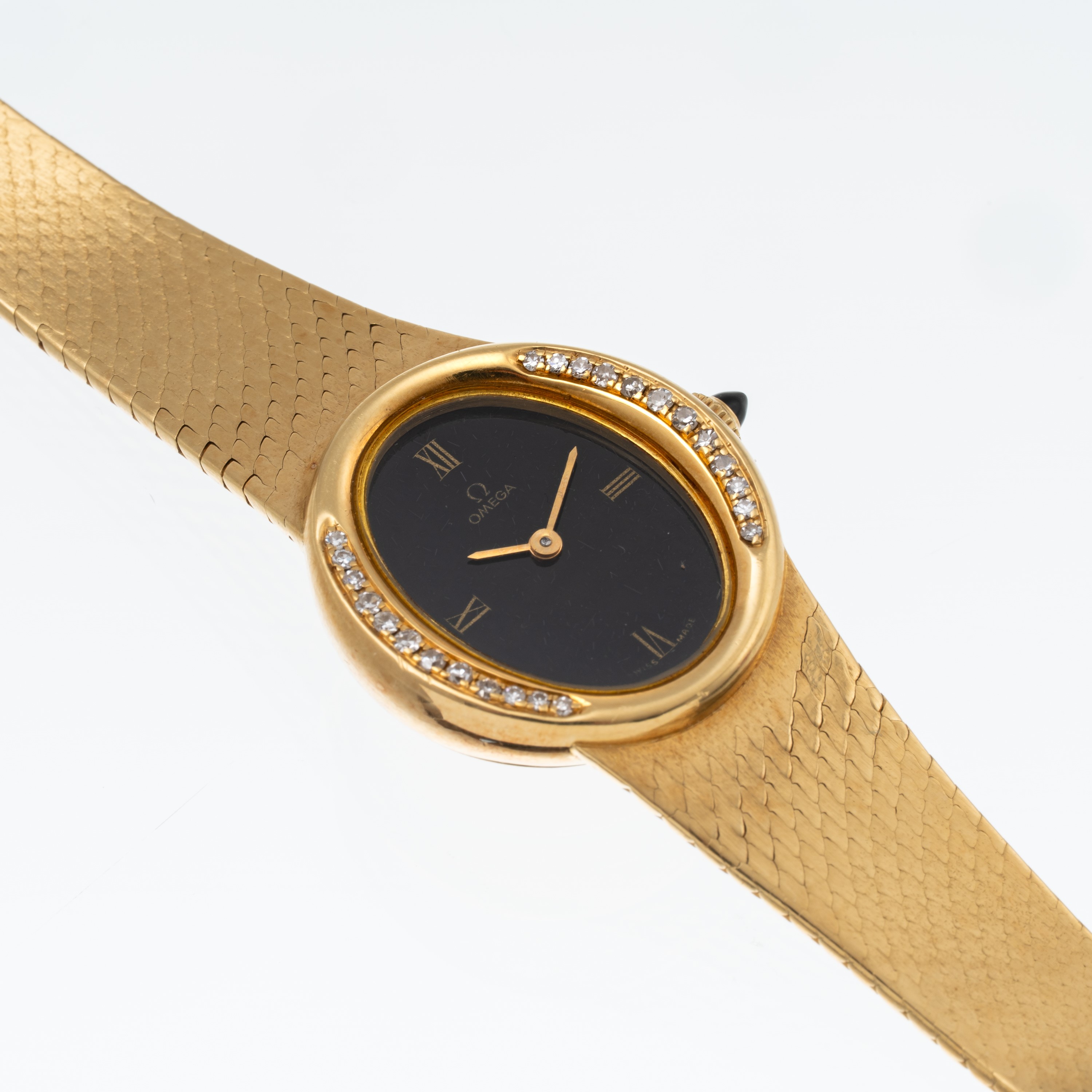 Omega - Orologio solo tempo in oro giallo 18 kt con quadrante in onice e ghiera con diamanti