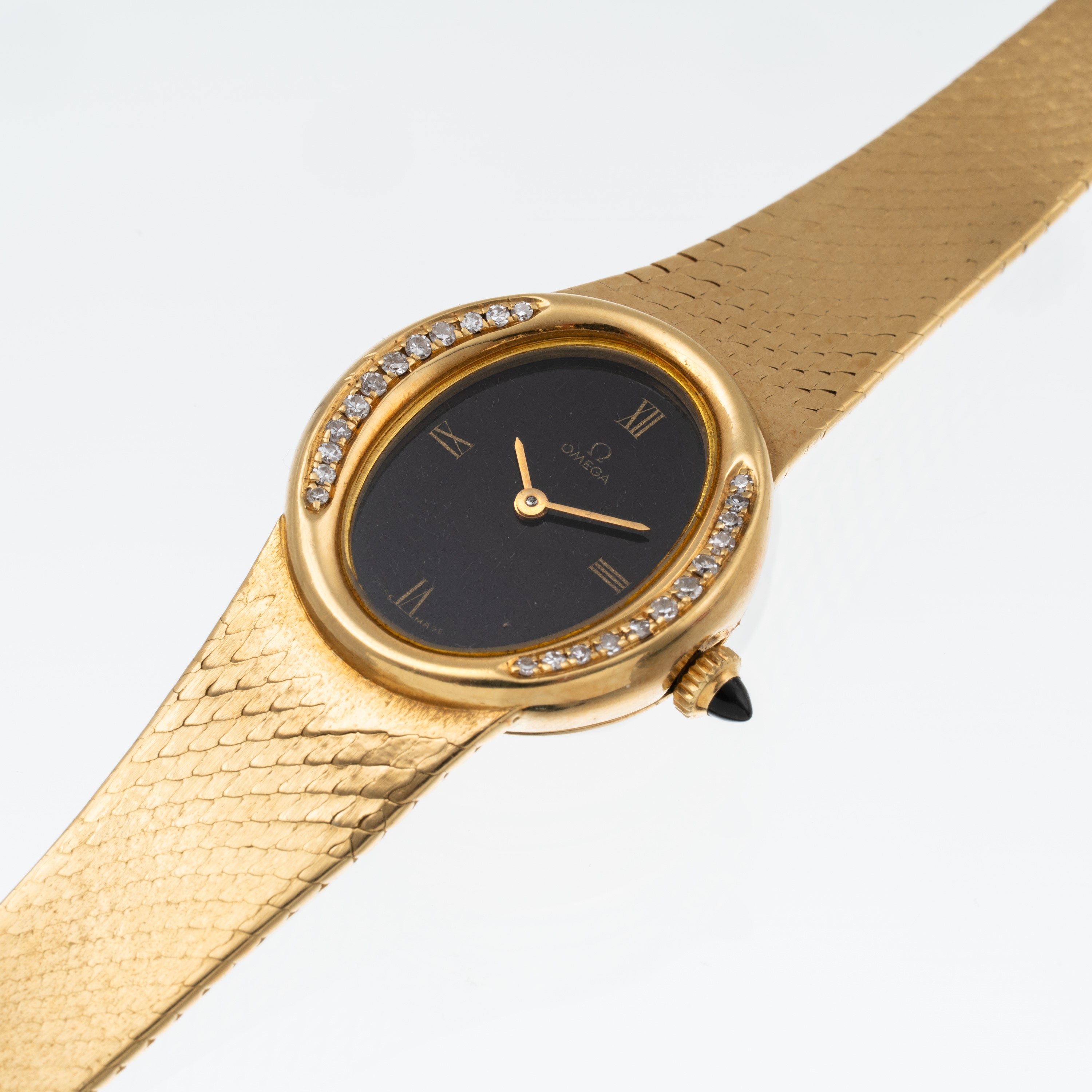 Omega - Orologio solo tempo in oro giallo 18 kt con quadrante in onice e ghiera con diamanti