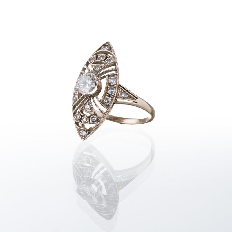 Anello in oro bianco 18 kt con diamante centrale e diamanti laterali
