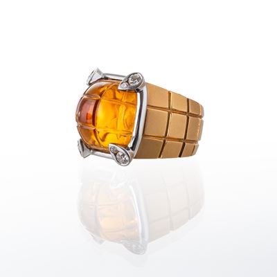 Parure in oro giallo satinato 18 kt con quarzo citrino cabochon e diamanti, composta da anello e ...