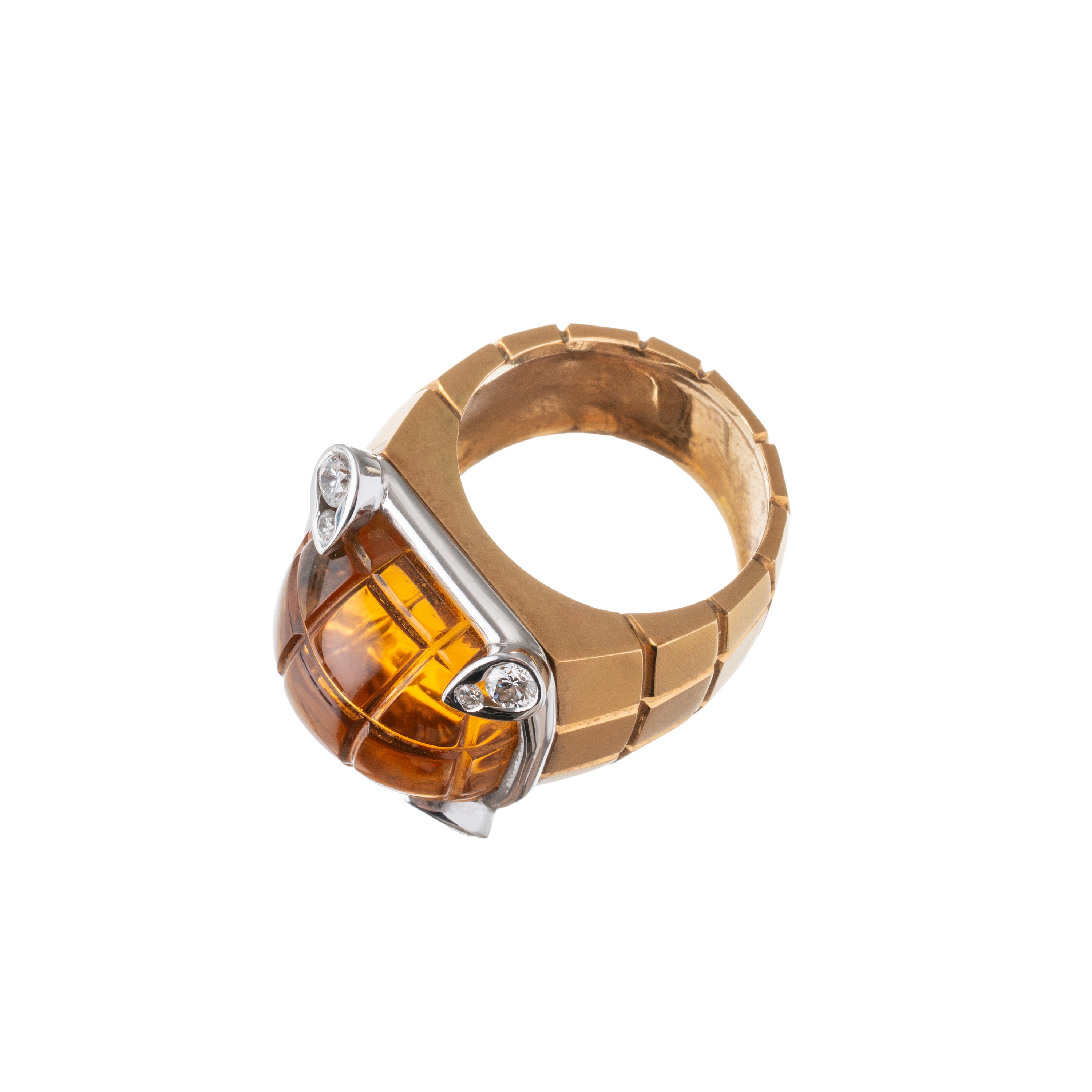 Parure in oro giallo satinato 18 kt con quarzo citrino cabochon e diamanti, composta da anello e ...