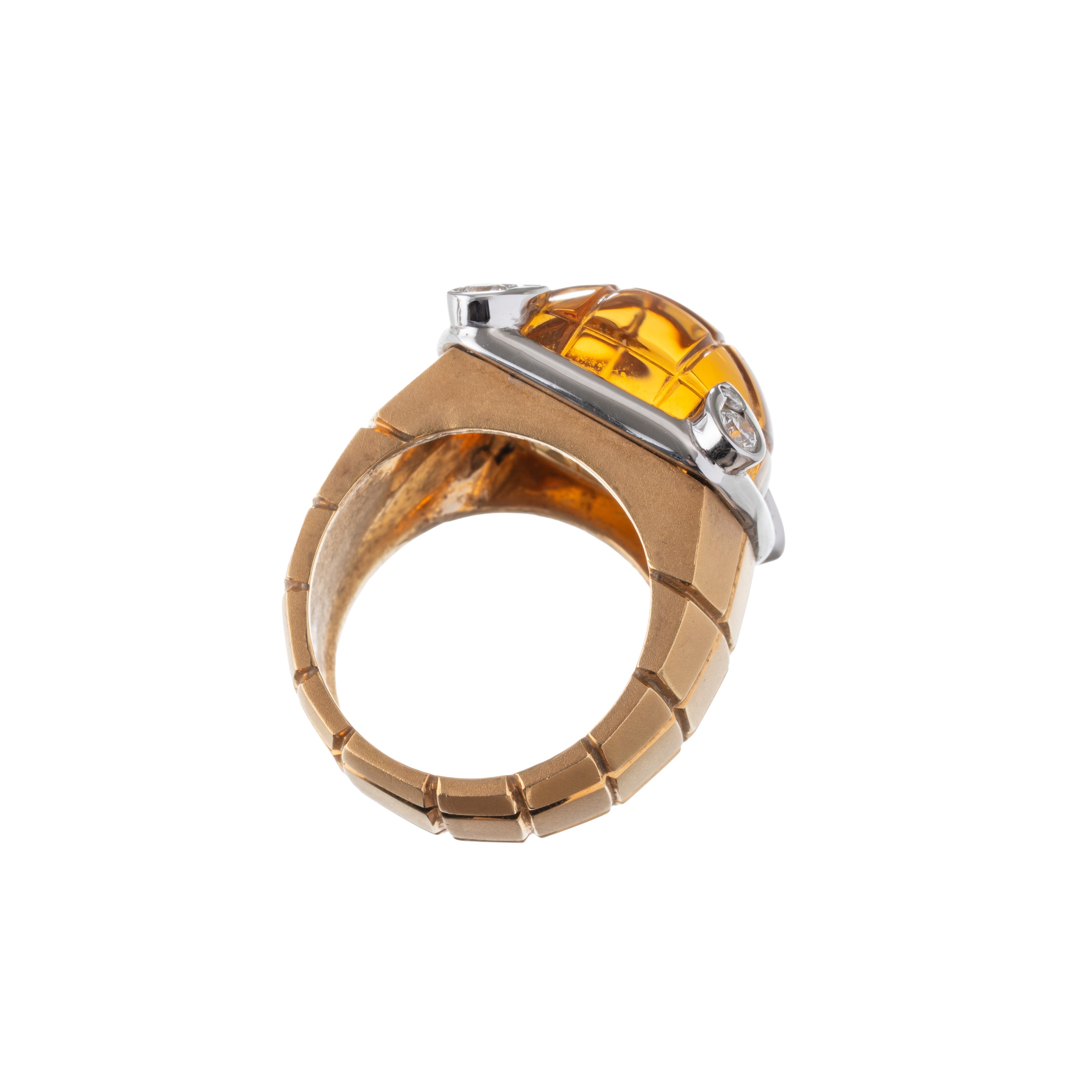 Parure in oro giallo satinato 18 kt con quarzo citrino cabochon e diamanti, composta da anello e ...