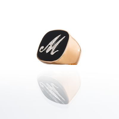 Anello in oro giallo 18 kt con onice e diamanti taglio brillante a forma di “M”