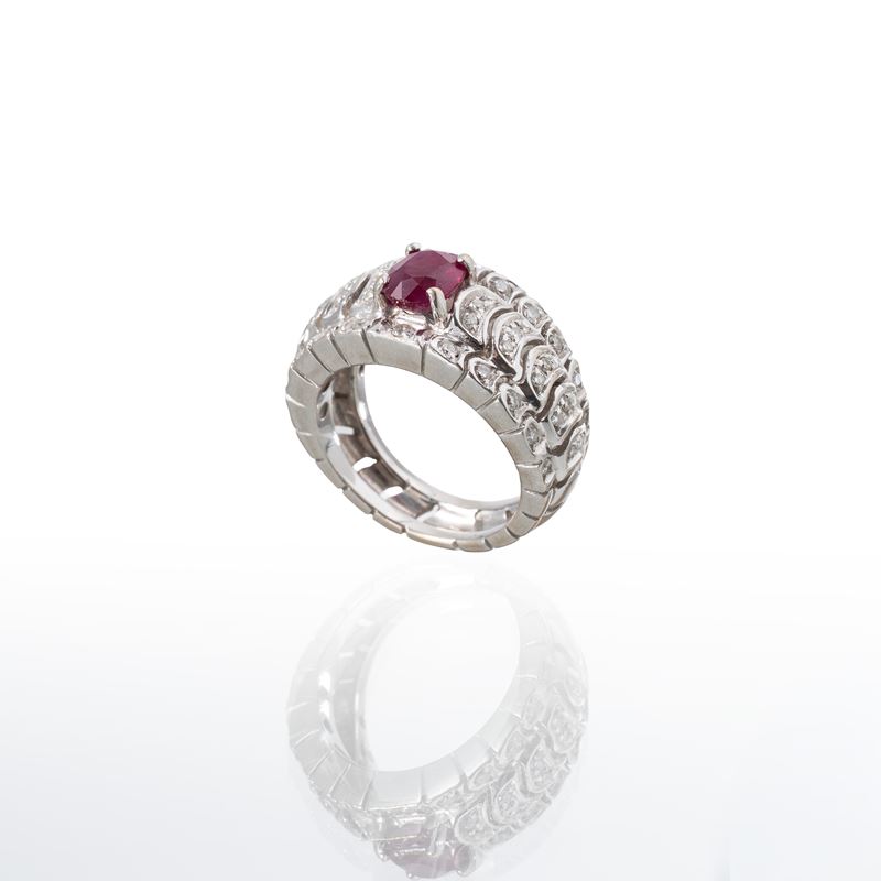 Anello in oro bianco 18 kt con rubino e diamanti
