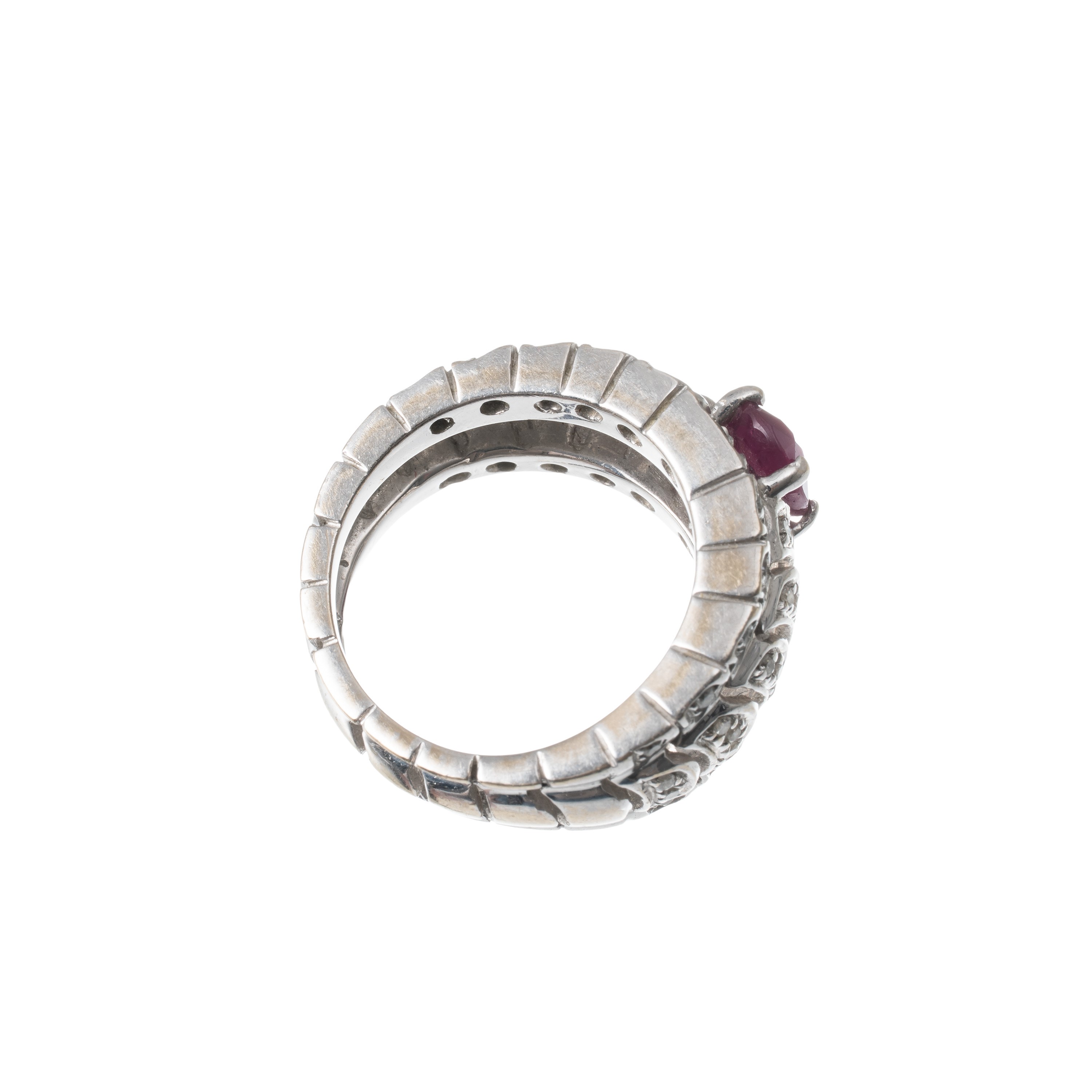 Anello in oro bianco 18 kt con rubino e diamanti