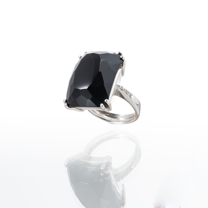 Anello in platino con onice rettangolare
