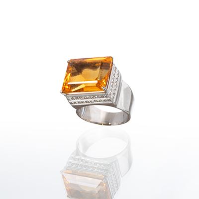 Anello in oro bianco 18 kt con quarzo citrino rettangolare e diamanti a taglio brillante