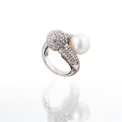 Anello in oro bianco 18 kt con perla coltivata (12 mm) e pavé di brillanti