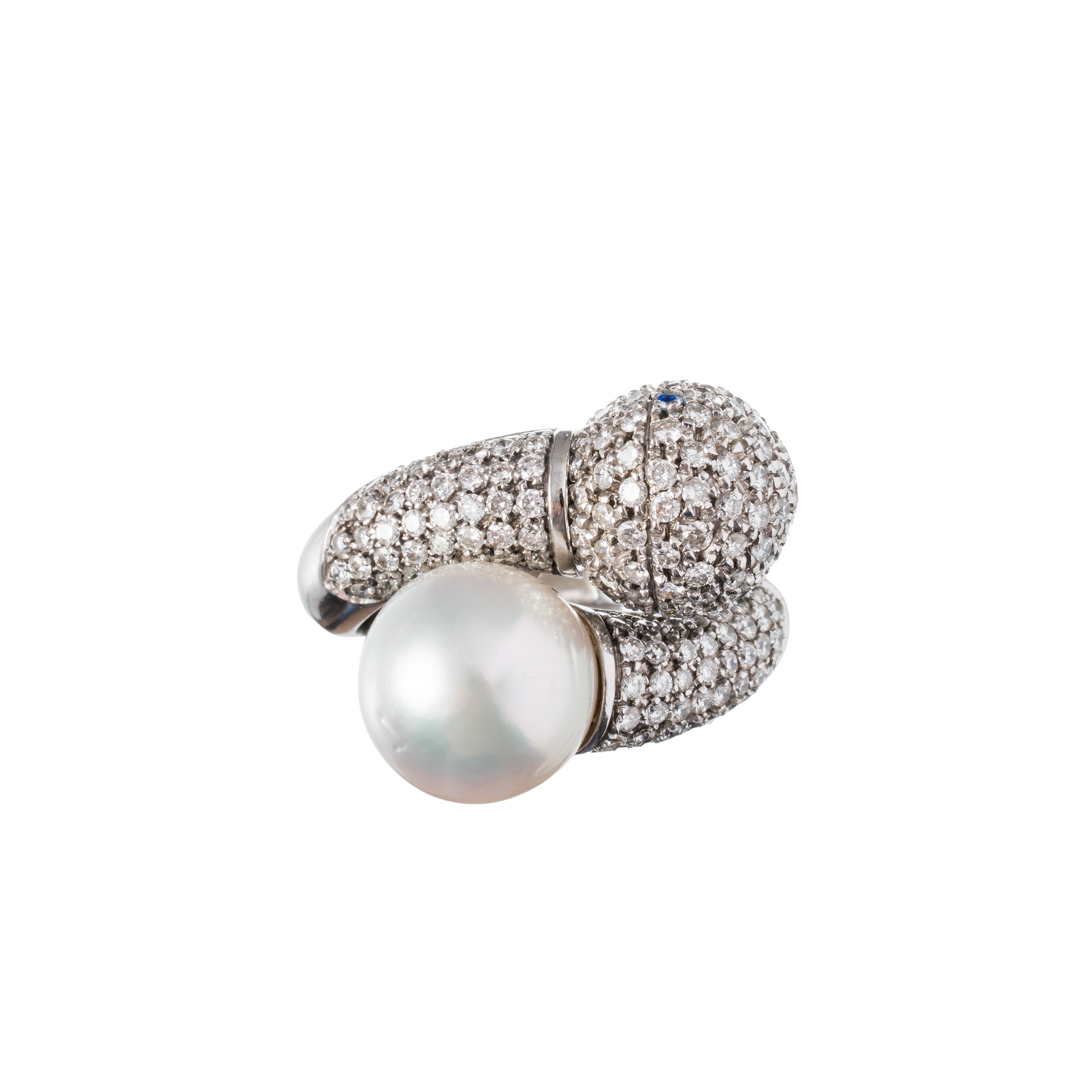 Anello in oro bianco 18 kt con perla coltivata (12 mm) e pavé di brillanti