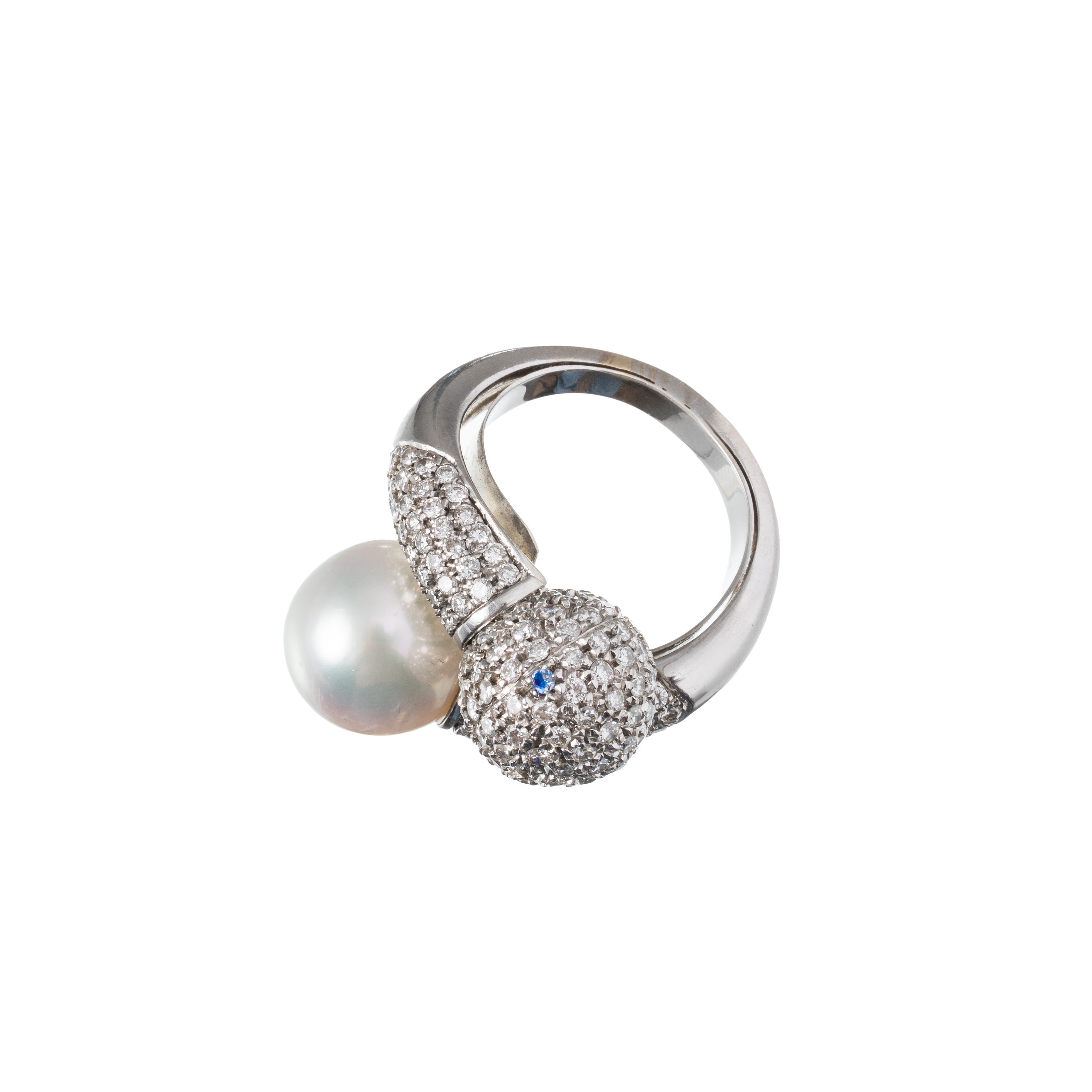 Anello in oro bianco 18 kt con perla coltivata (12 mm) e pavé di brillanti