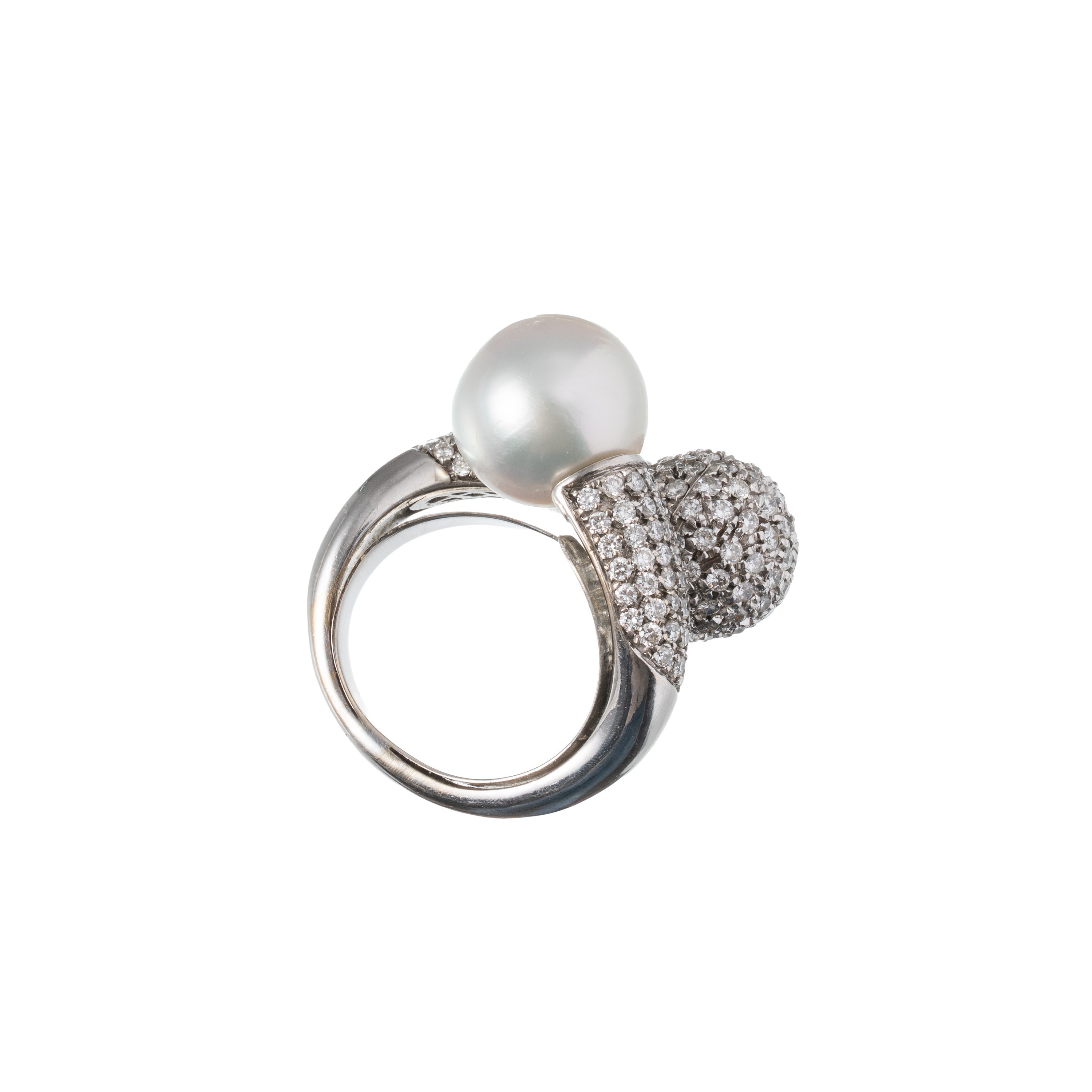 Anello in oro bianco 18 kt con perla coltivata (12 mm) e pavé di brillanti