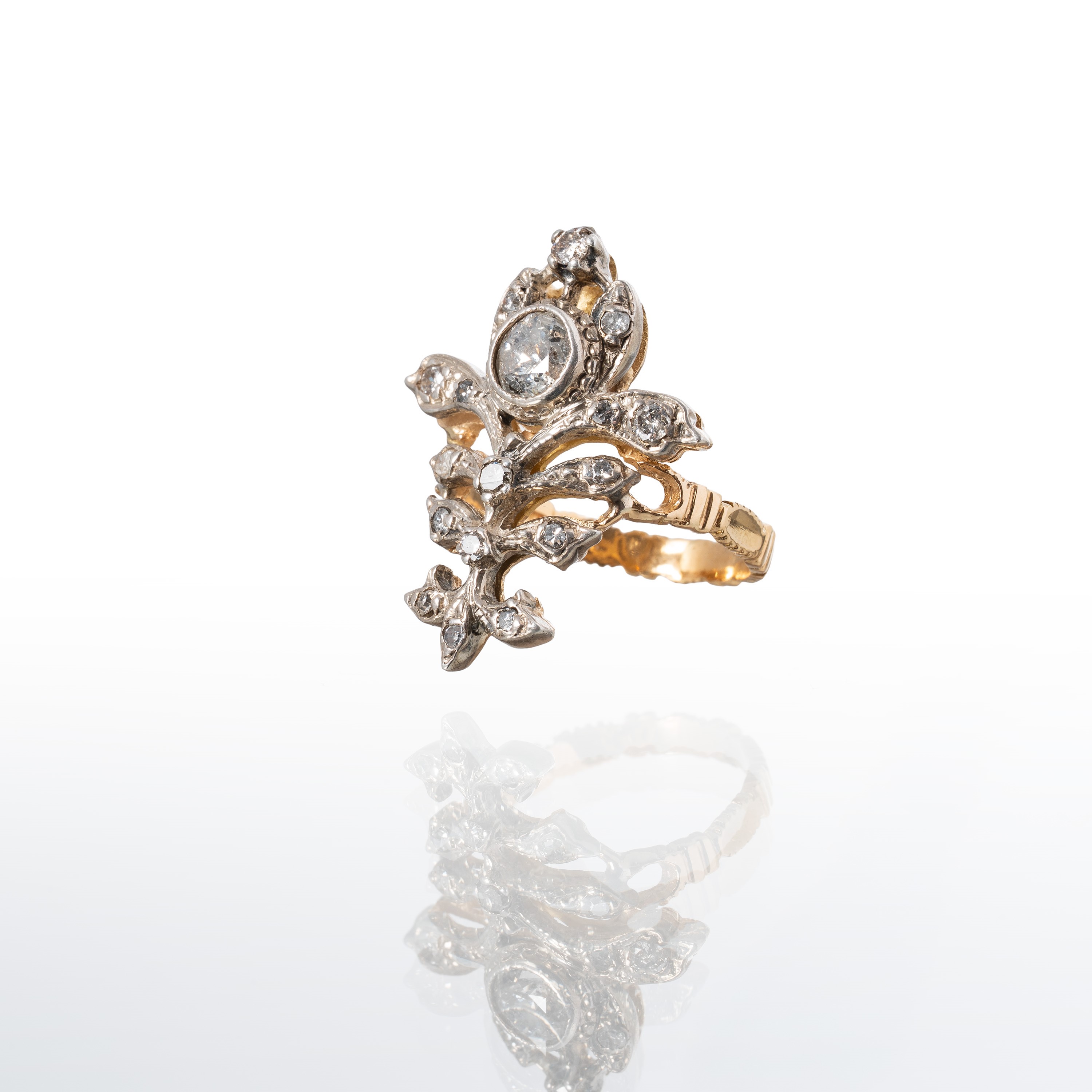 Spangaro, Spilla e anello in oro giallo 18 kt con contorno di diamanti e brillante