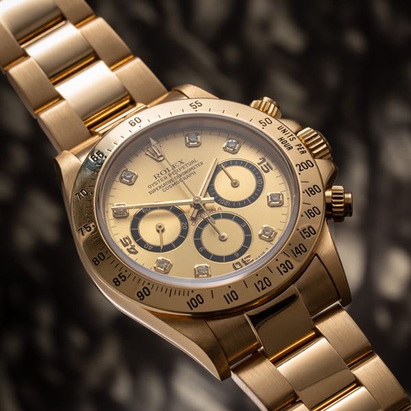 ROLEX - ROLEX - DAYTONA  CRONORAFO A CARICA AUTOMATICA IN ORO GIALLO 18 KT CON QUADRANTE CHAMPAGNE  QUATTRO LINEE ' INVERTED 6' CON INDICI DIAMANTI, BRACCIALE IN ORO GIALLO 18 KT E GHIERA CON SCALA TACHIMETRICA 200