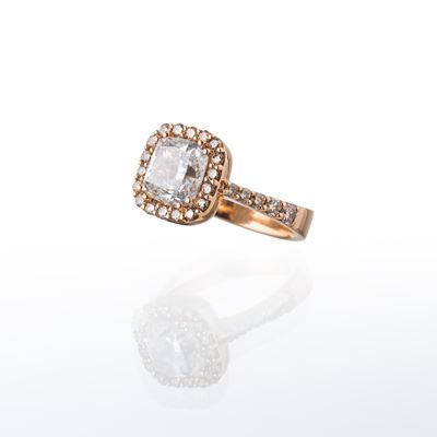 Anello solitario, oro giallo 18 kt con diamante taglio cuscino (ct 3,01) e contorno di diamanti b...