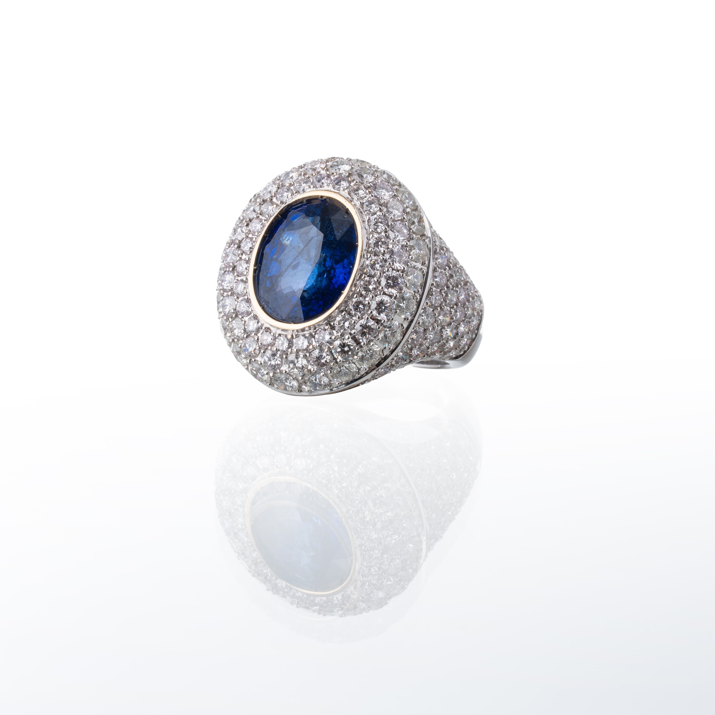 Anello in oro bianco 18 kt, pavé di diamanti e zaffiro centrale (ct diamanti 5,52; ct zaffiro 7,0...