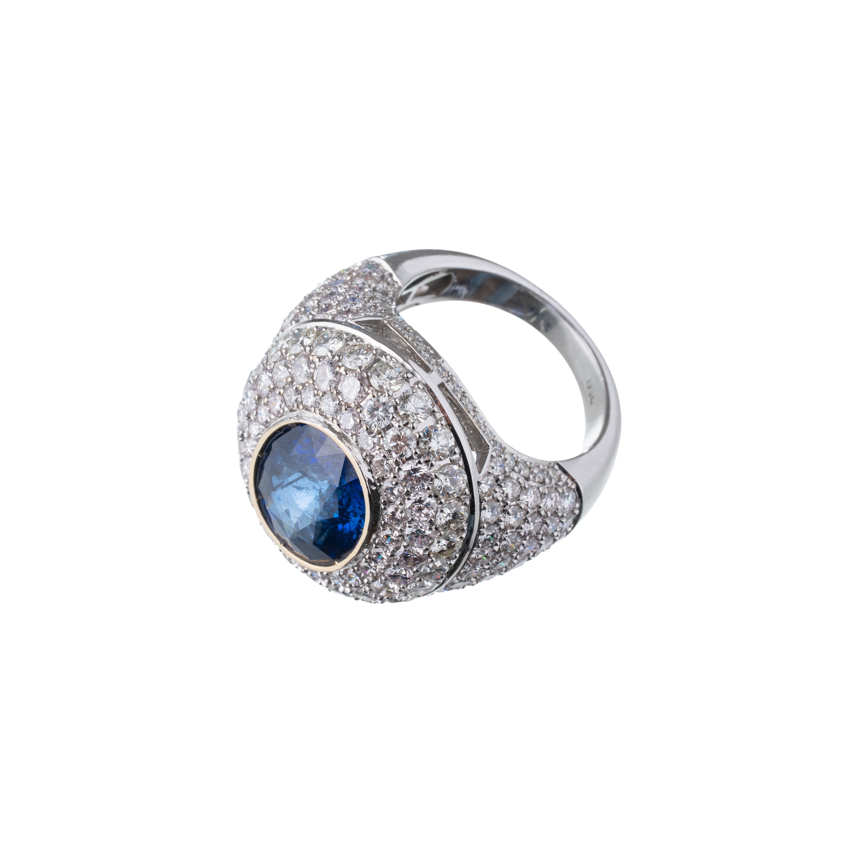 Anello in oro bianco 18 kt, pavé di diamanti e zaffiro centrale (ct diamanti 5,52; ct zaffiro 7,0...