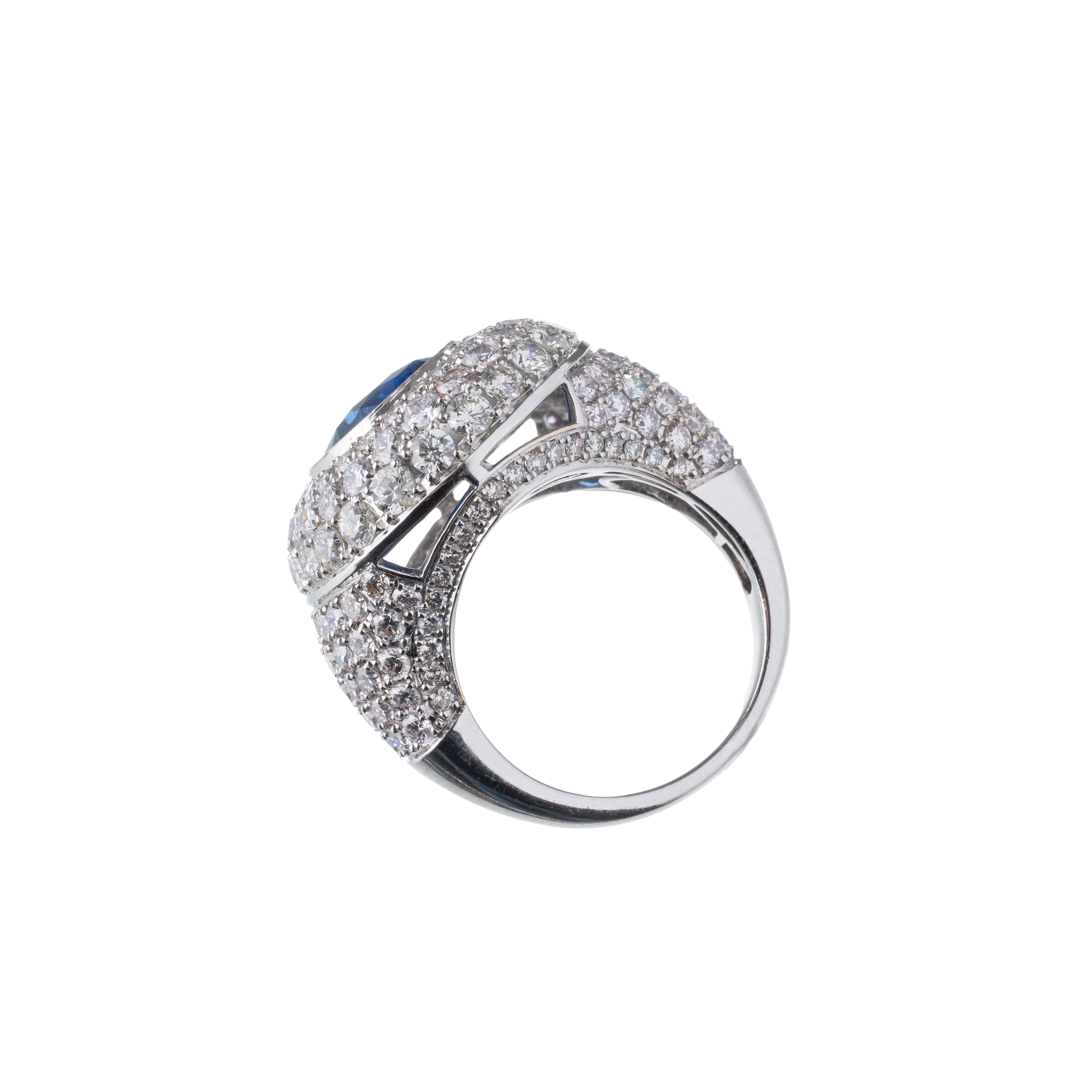 Anello in oro bianco 18 kt, pavé di diamanti e zaffiro centrale (ct diamanti 5,52; ct zaffiro 7,0...