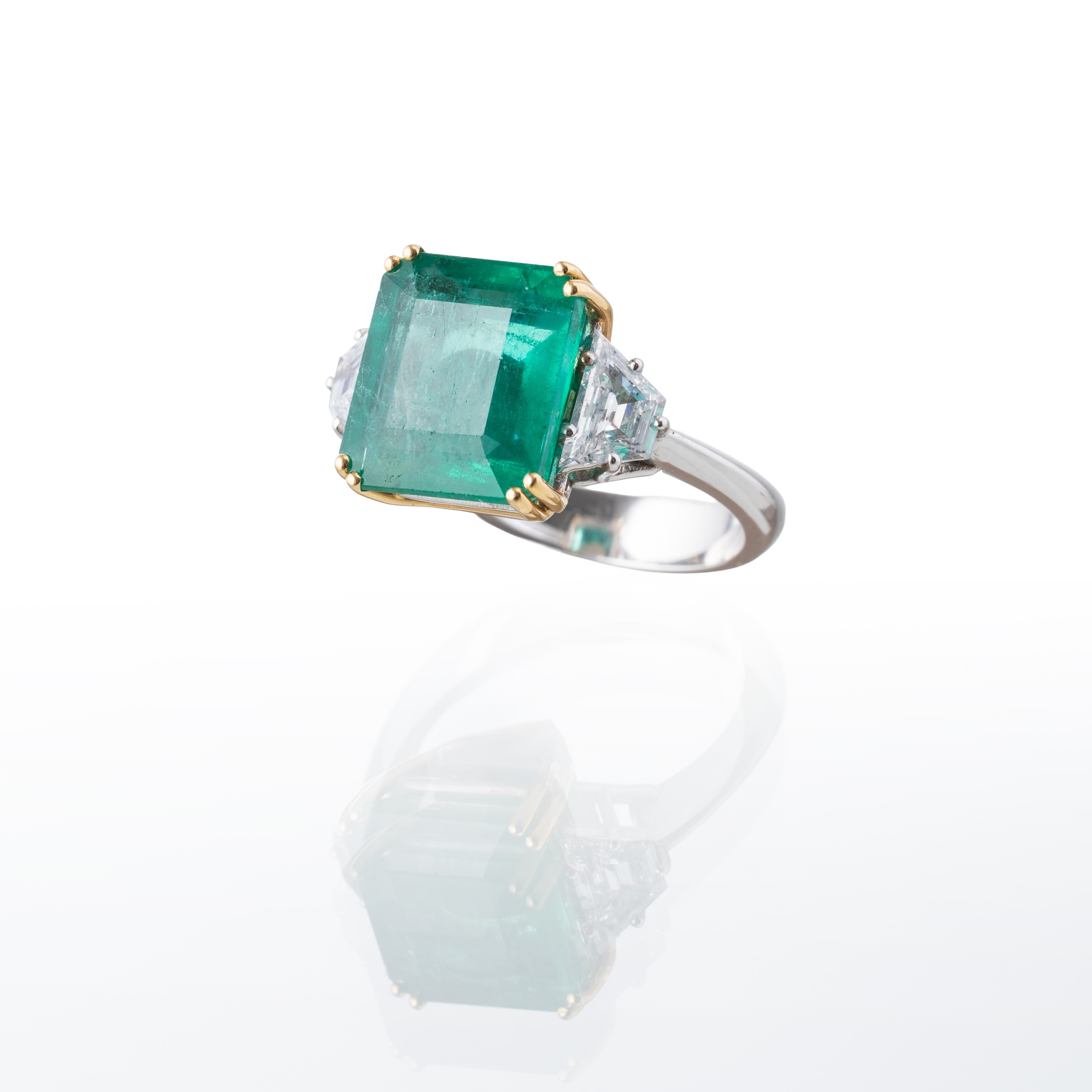Anello in oro bianco e giallo 18 kt con diamanti (ct 1,00) e smeraldo (ct 6,53)