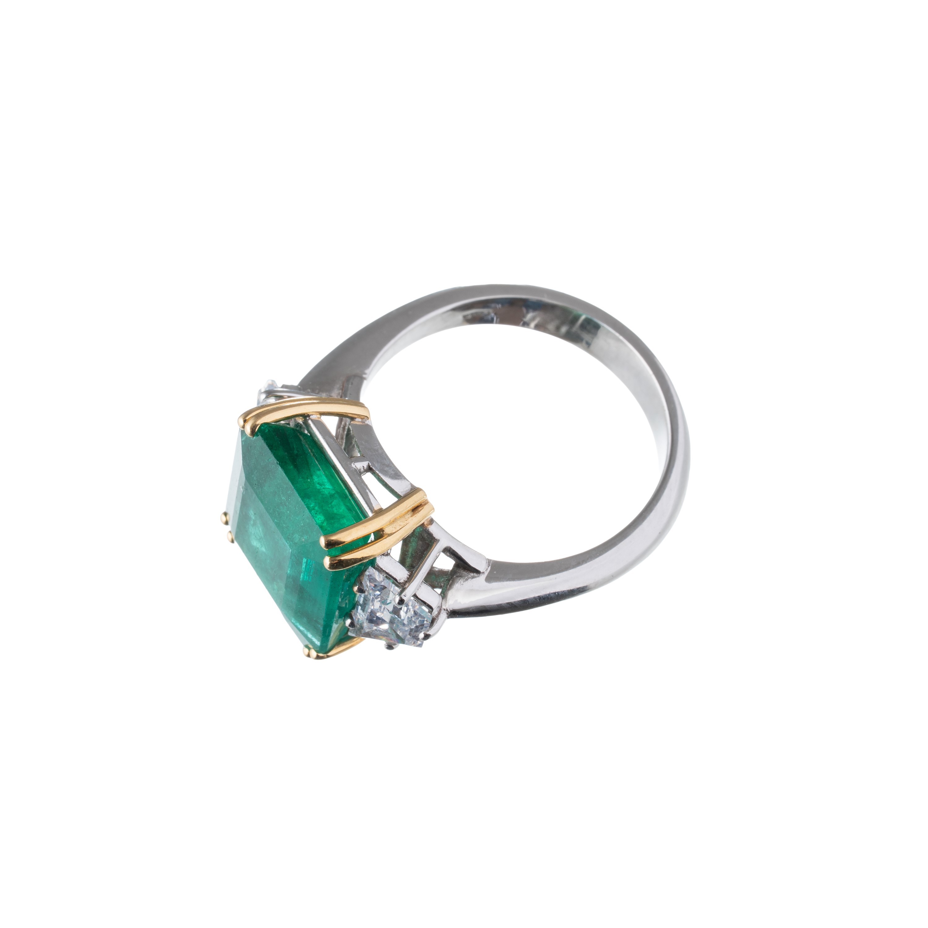 Anello in oro bianco e giallo 18 kt con diamanti (ct 1,00) e smeraldo (ct 6,53)