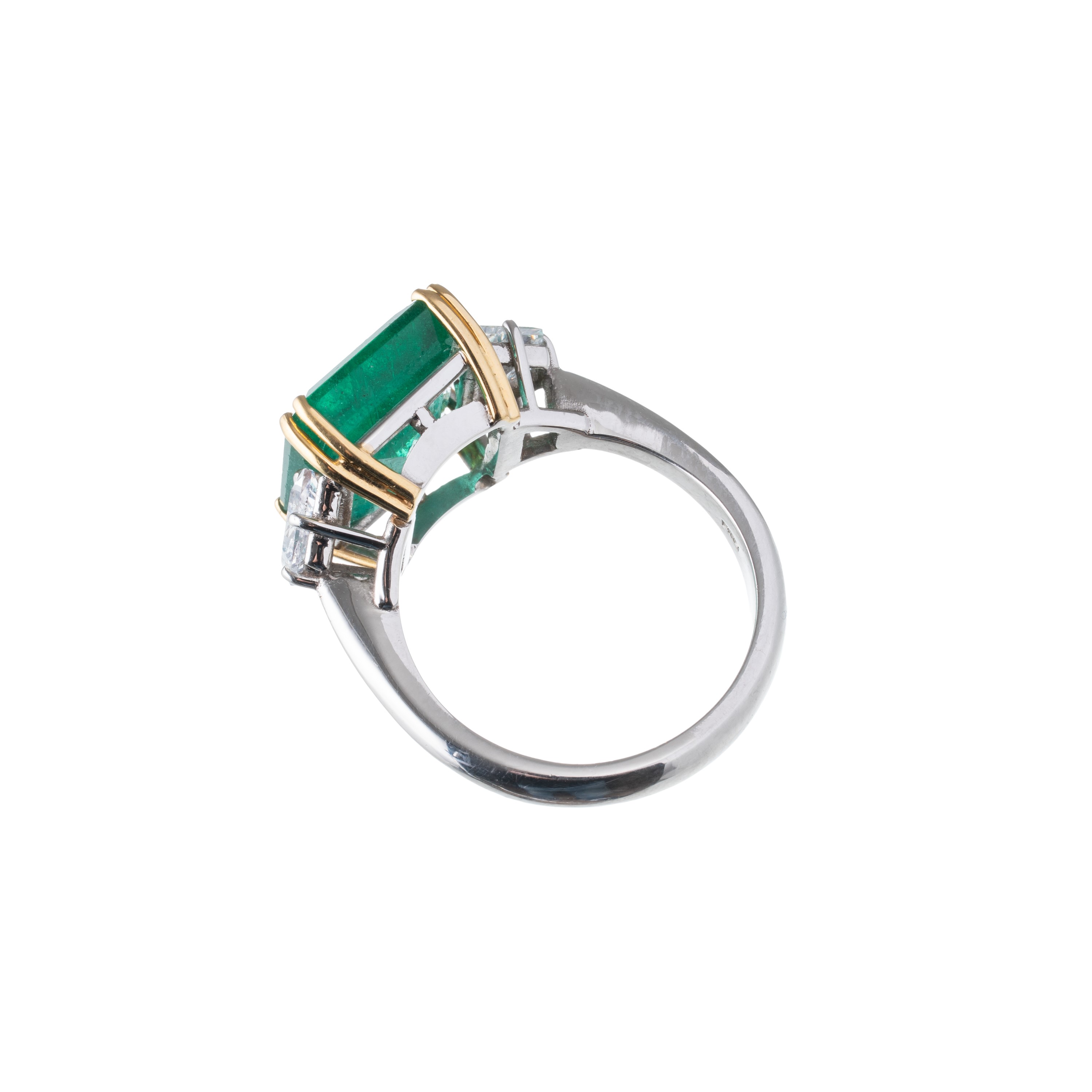 Anello in oro bianco e giallo 18 kt con diamanti (ct 1,00) e smeraldo (ct 6,53)