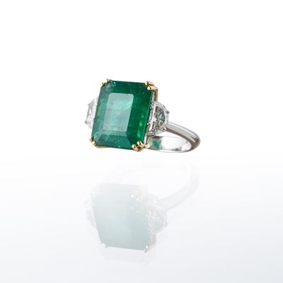 Anello in oro bianco e giallo 18 kt con diamanti e smeraldo taglio smeraldo