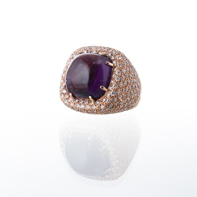 Anello in oro giallo 18 kt con ametista cabochon e diamanti