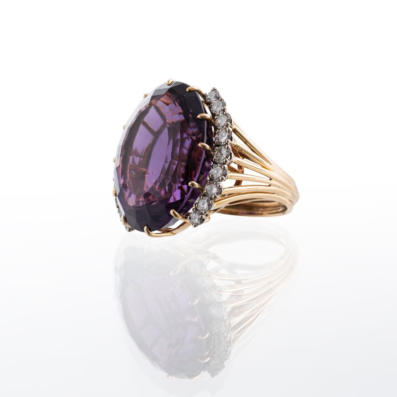 Anello in oro giallo 18 kt con ametista ovale e contorno di brillanti