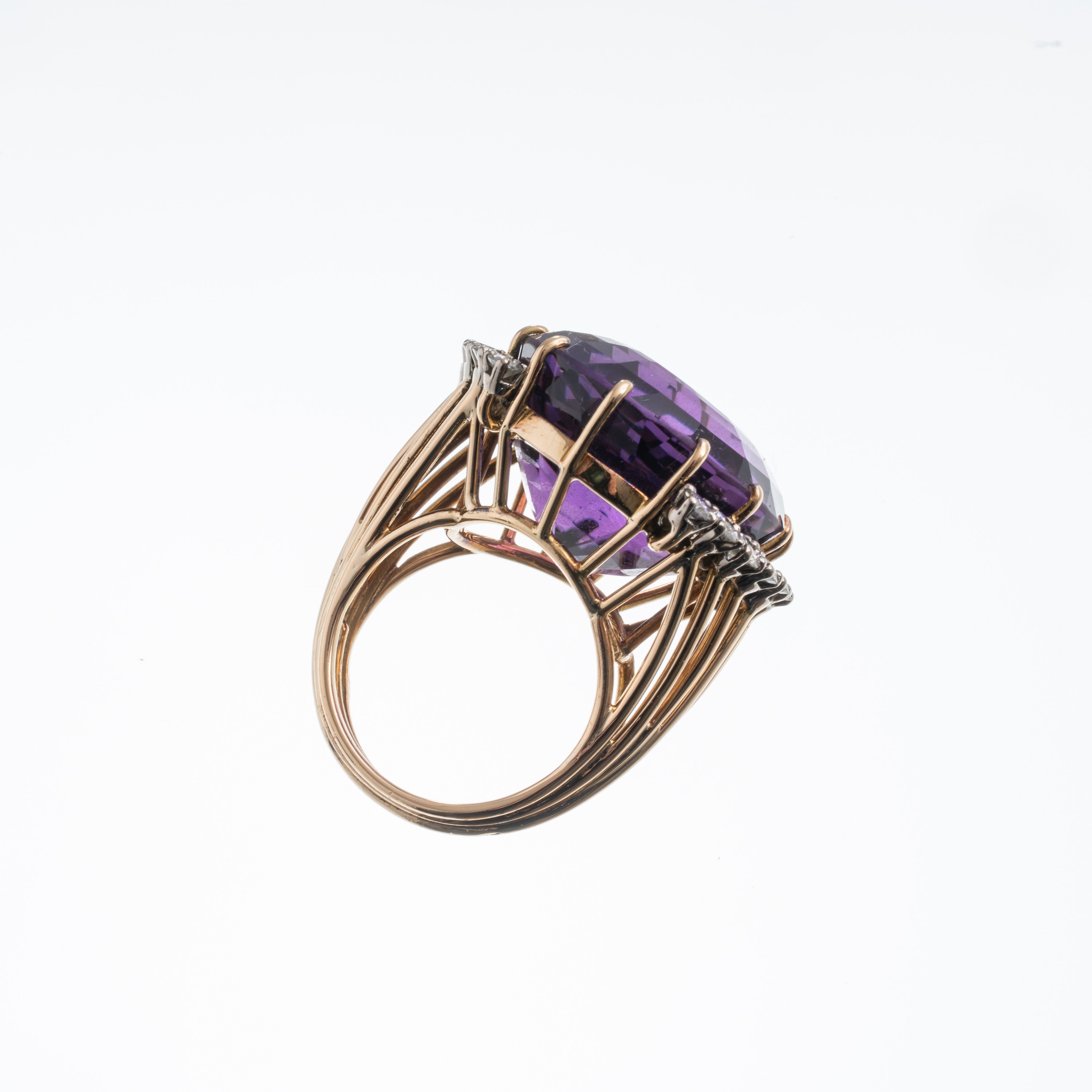Anello in oro giallo 18 kt con ametista ovale e contorno di brillanti